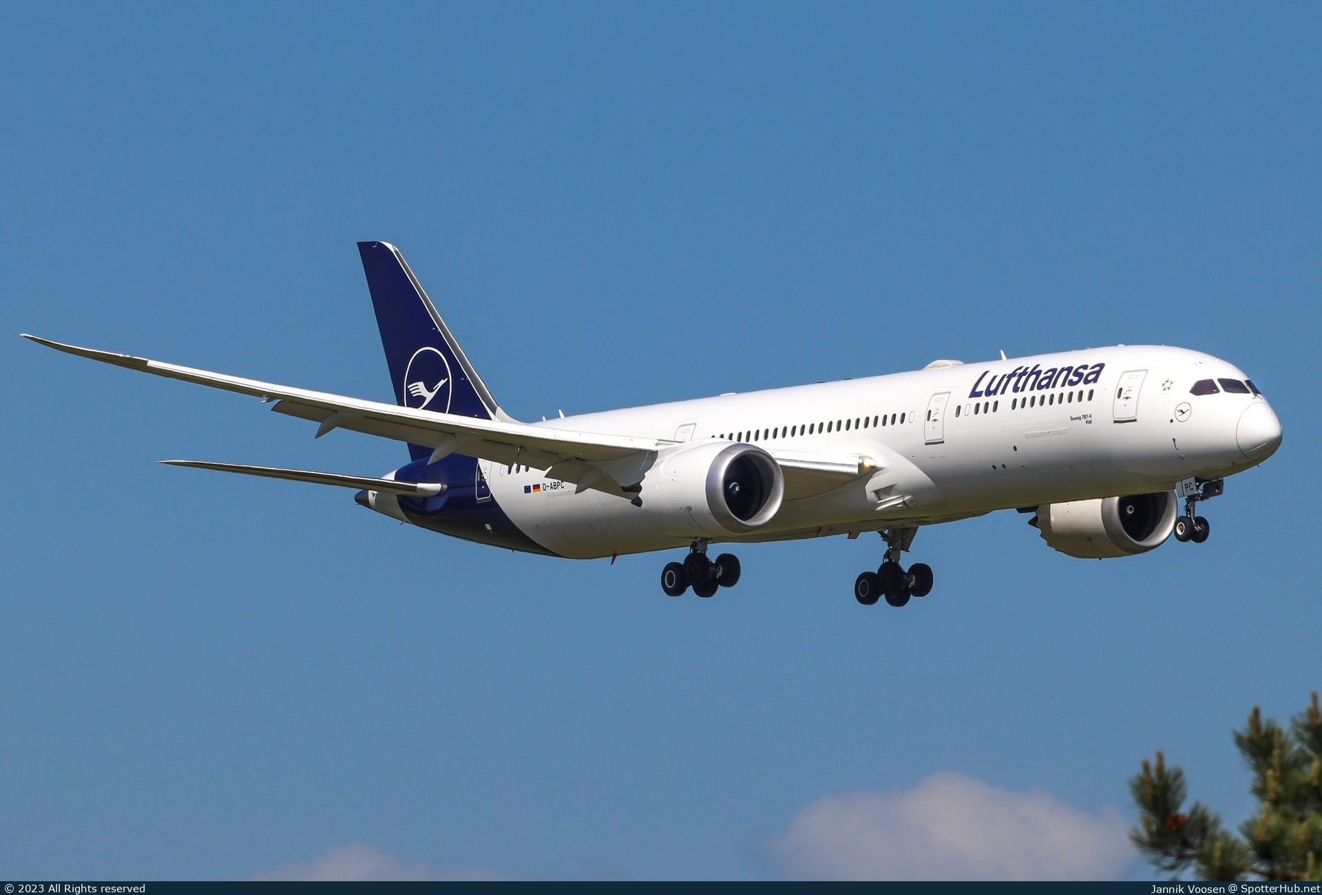 Photo of D-ABPC - Boeing 787-9 Dreamliner operated by Lufthansa