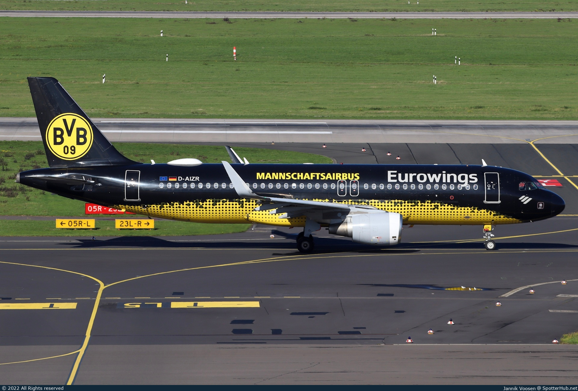 Photo of D-AIZR - Airbus A320-214 operated by Eurowings
