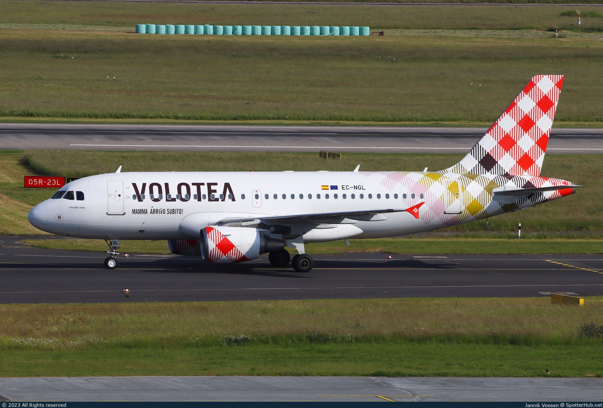 Photo of EC-NGL - Airbus A319-112 operated by Volotea
