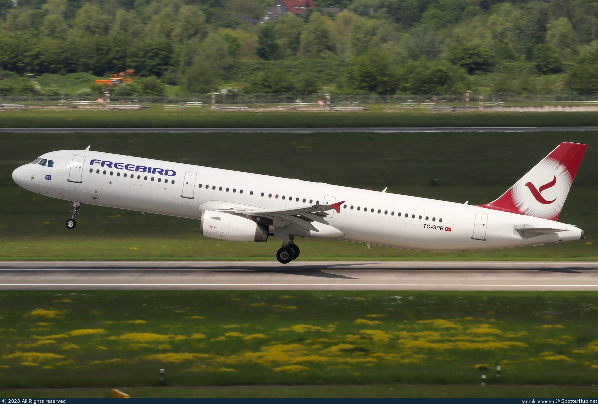 Photo of TC-GPB - Airbus A321-231 operated by Freebird Airlines (opb BBN Airlines)