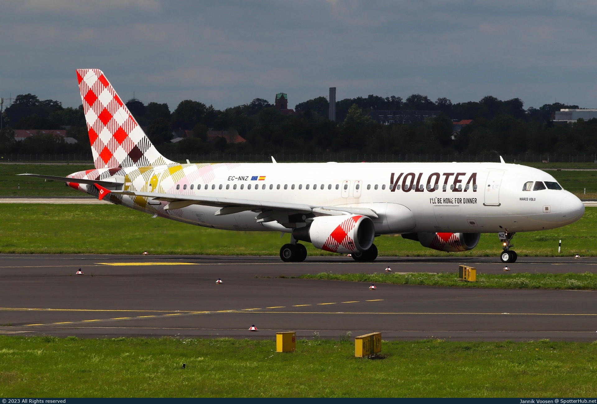 Photo of EC-NNZ - Airbus A320-214 operated by Volotea