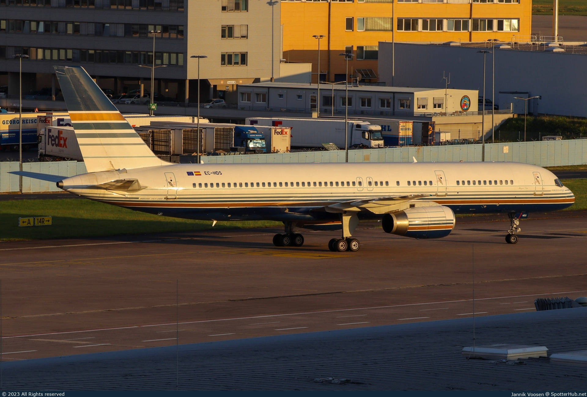 Photo of EC-HDS - Boeing 757-256 operated by Privilege Style