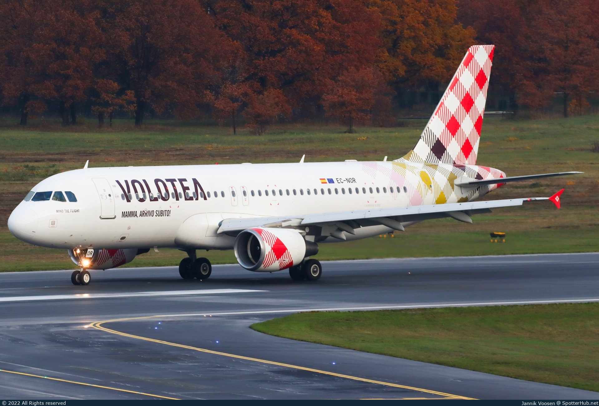 Photo of EC-NOR - Airbus A320-216 operated by Volotea