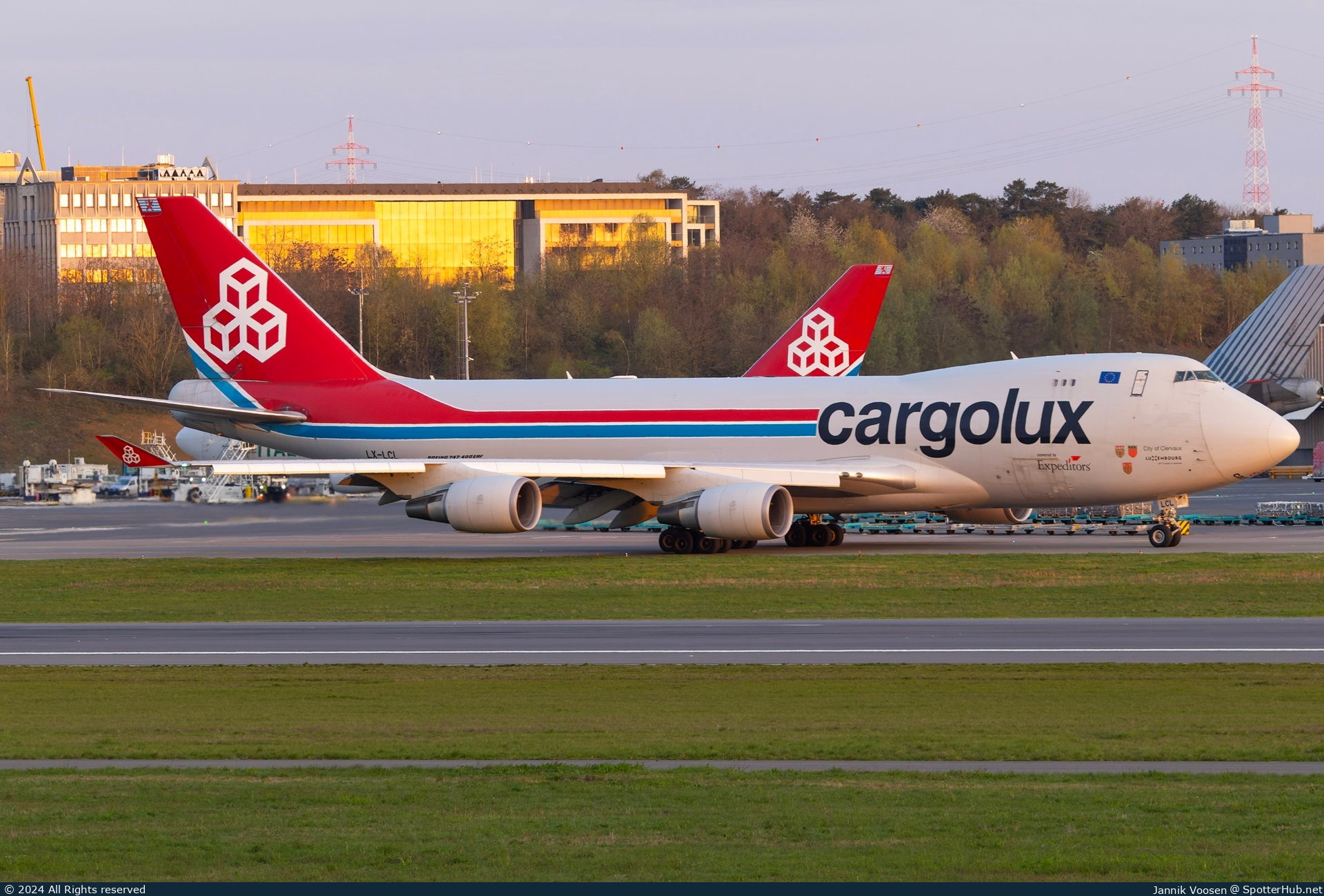 Photo of LX-LCL - Boeing 747-4HAF(ER) operated by Cargolux