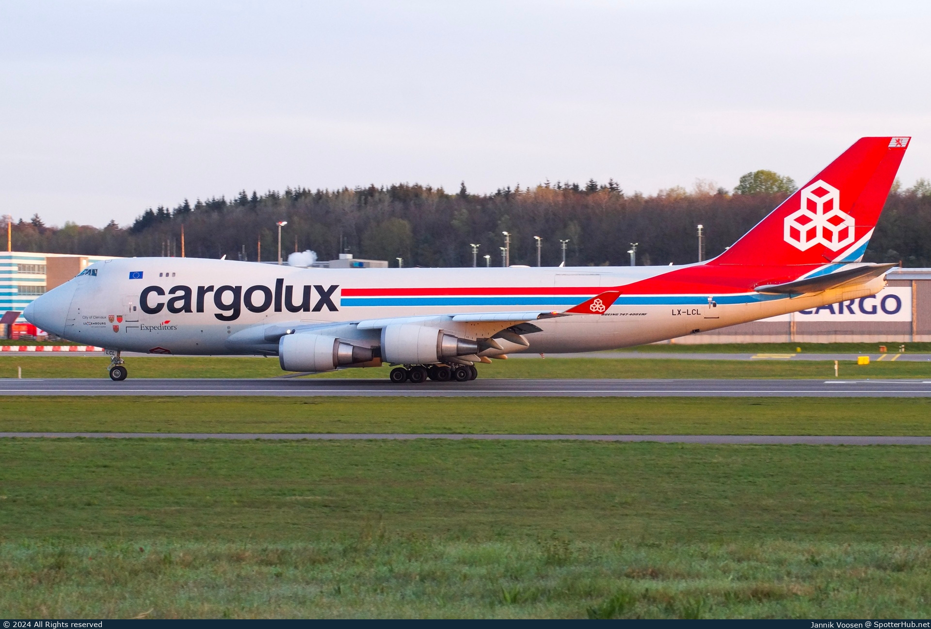 Photo of LX-LCL - Boeing 747-4HAF(ER) operated by Cargolux