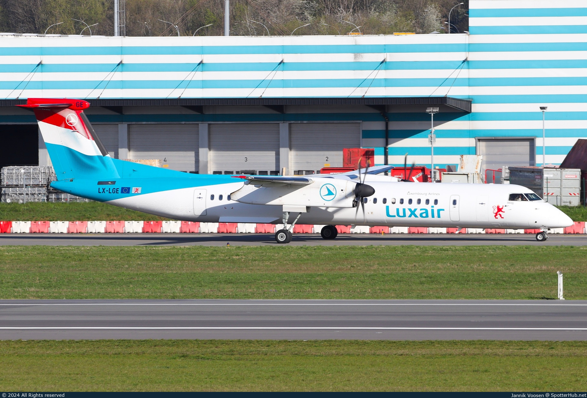 Photo of LX-LGE - Bombardier DHC-8-402 Dash 8 Q400 operated by Luxair