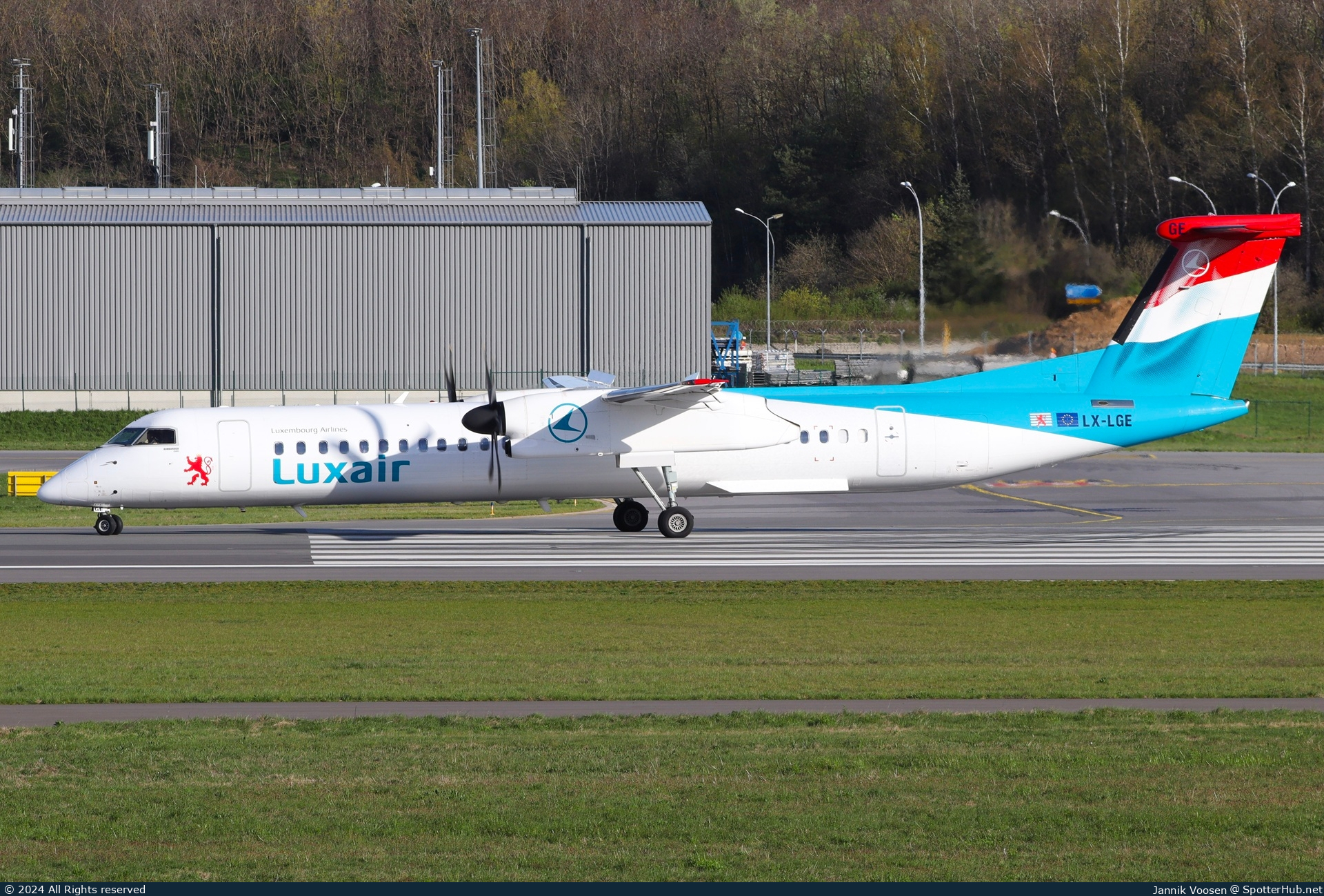 Photo of LX-LGE - Bombardier DHC-8-402 Dash 8 Q400 operated by Luxair