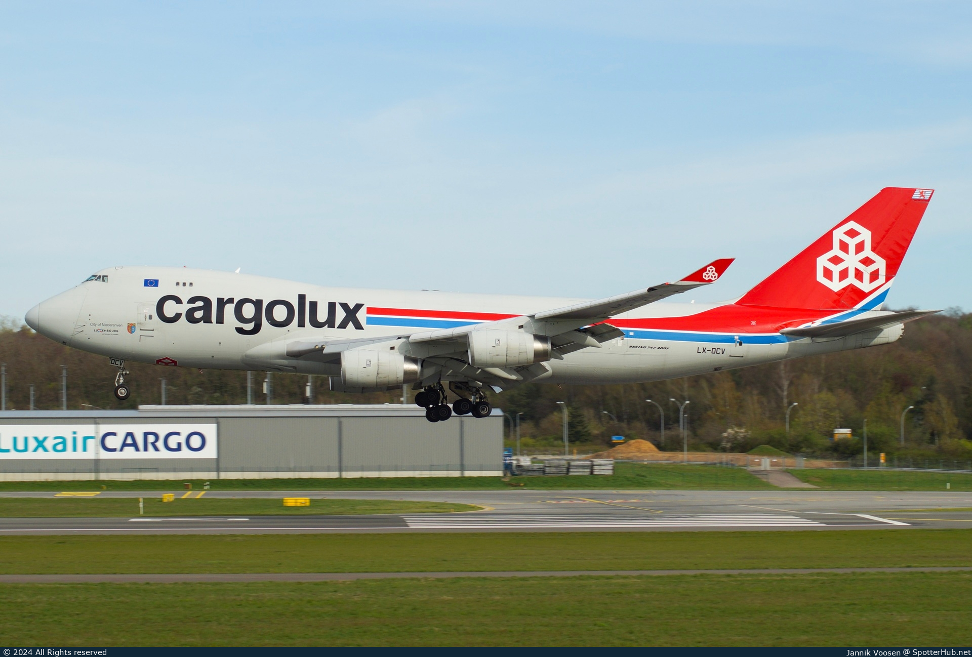 Photo of LX-OCV - Boeing 747-4R7F operated by Cargolux