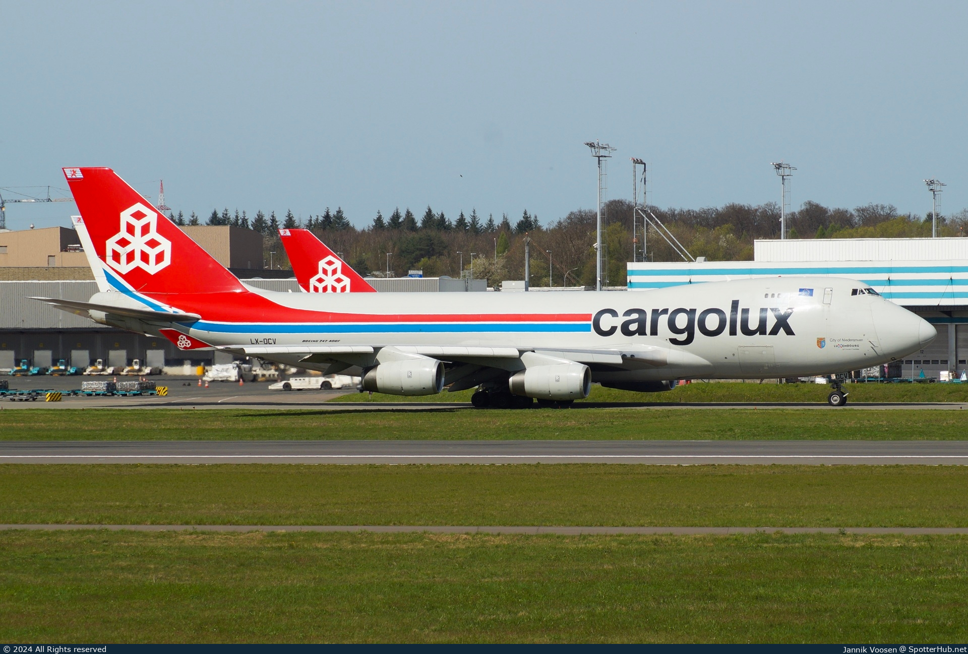 Photo of LX-OCV - Boeing 747-4R7F operated by Cargolux