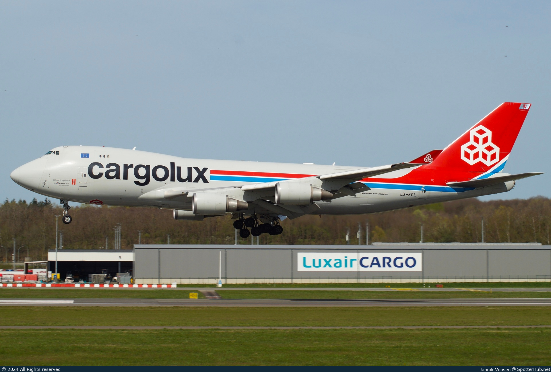 Photo of LX-KCL - Boeing 747-4HAF(ER) operated by Cargolux