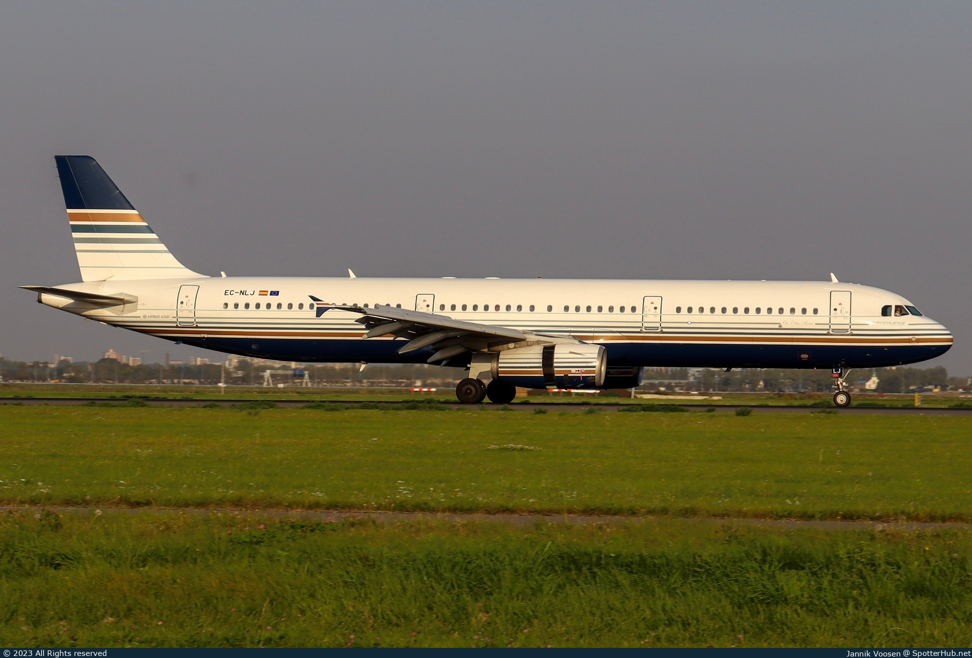 Photo of EC-NLJ - Airbus A321-231 operated by Privilege Style