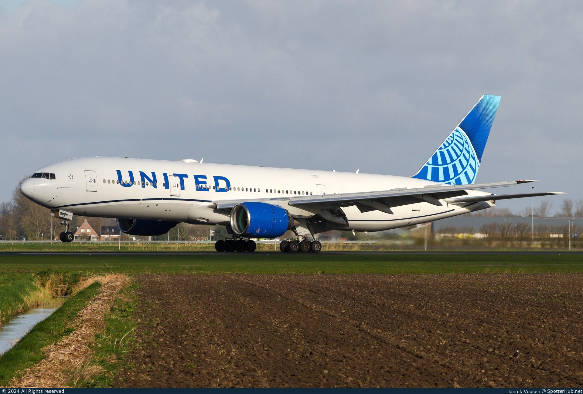 Photo of N209UA - Boeing 777-222(ER) operated by United Airlines