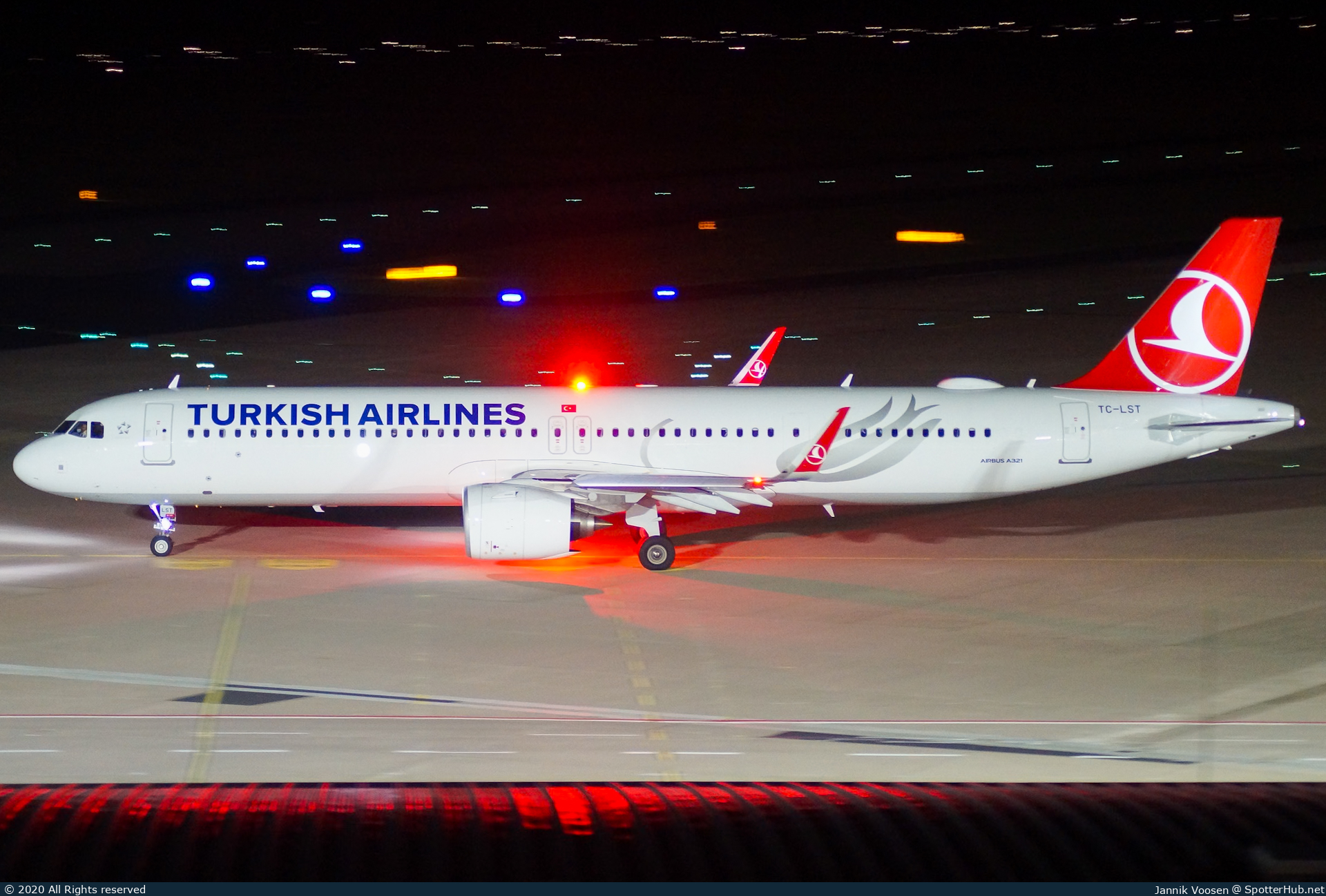 Photo of TC-LST - Airbus A321-271NX operated by Turkish Airlines