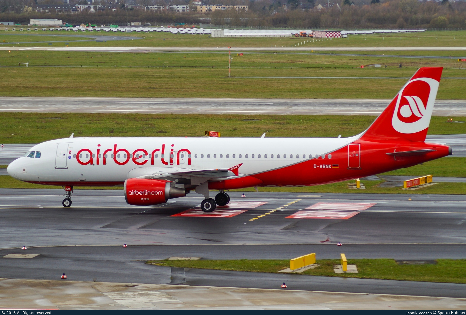 Photo of D-ABNK - Airbus A320-214 operated by Air Berlin