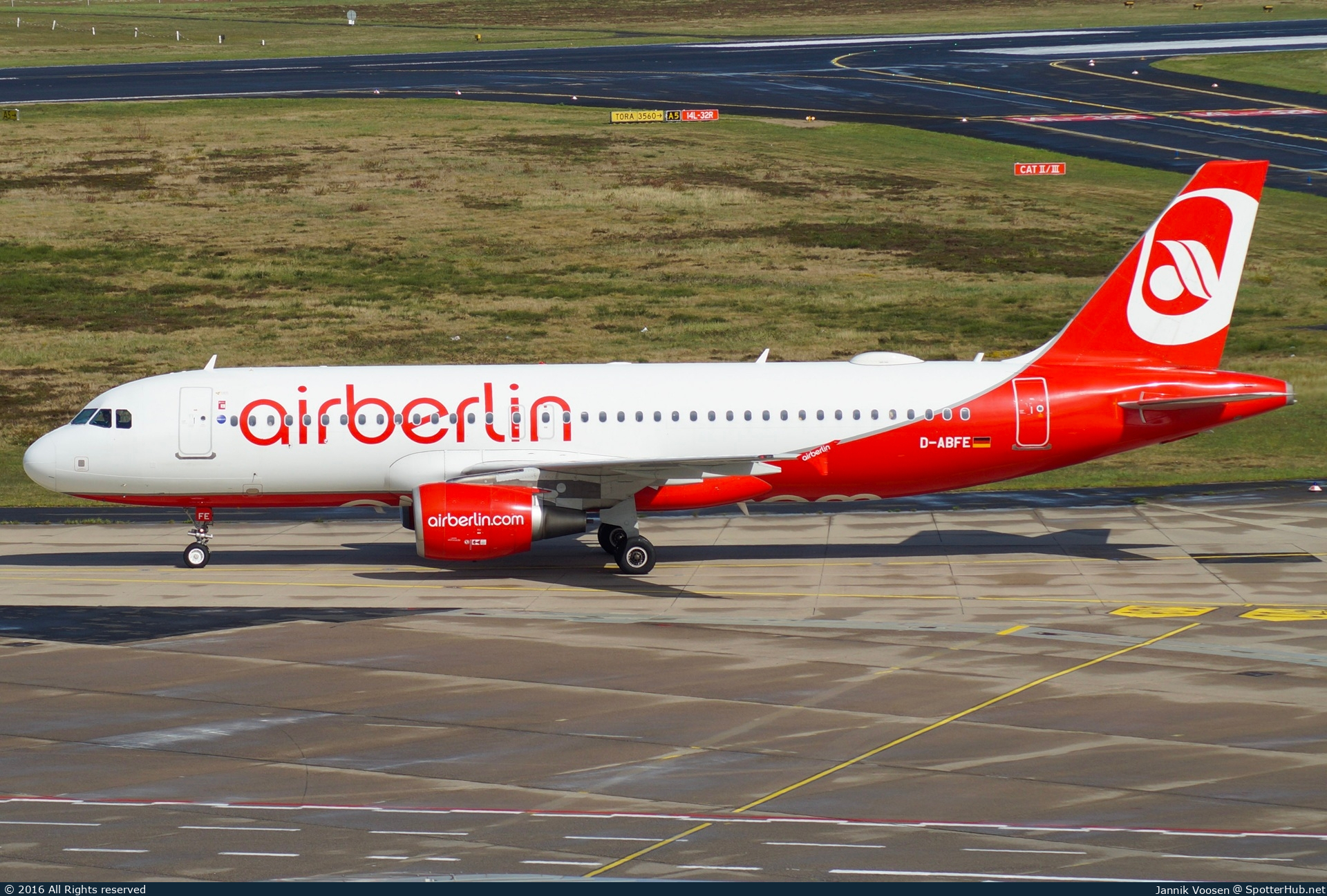Photo of D-ABFE - Airbus A320-214 operated by Air Berlin