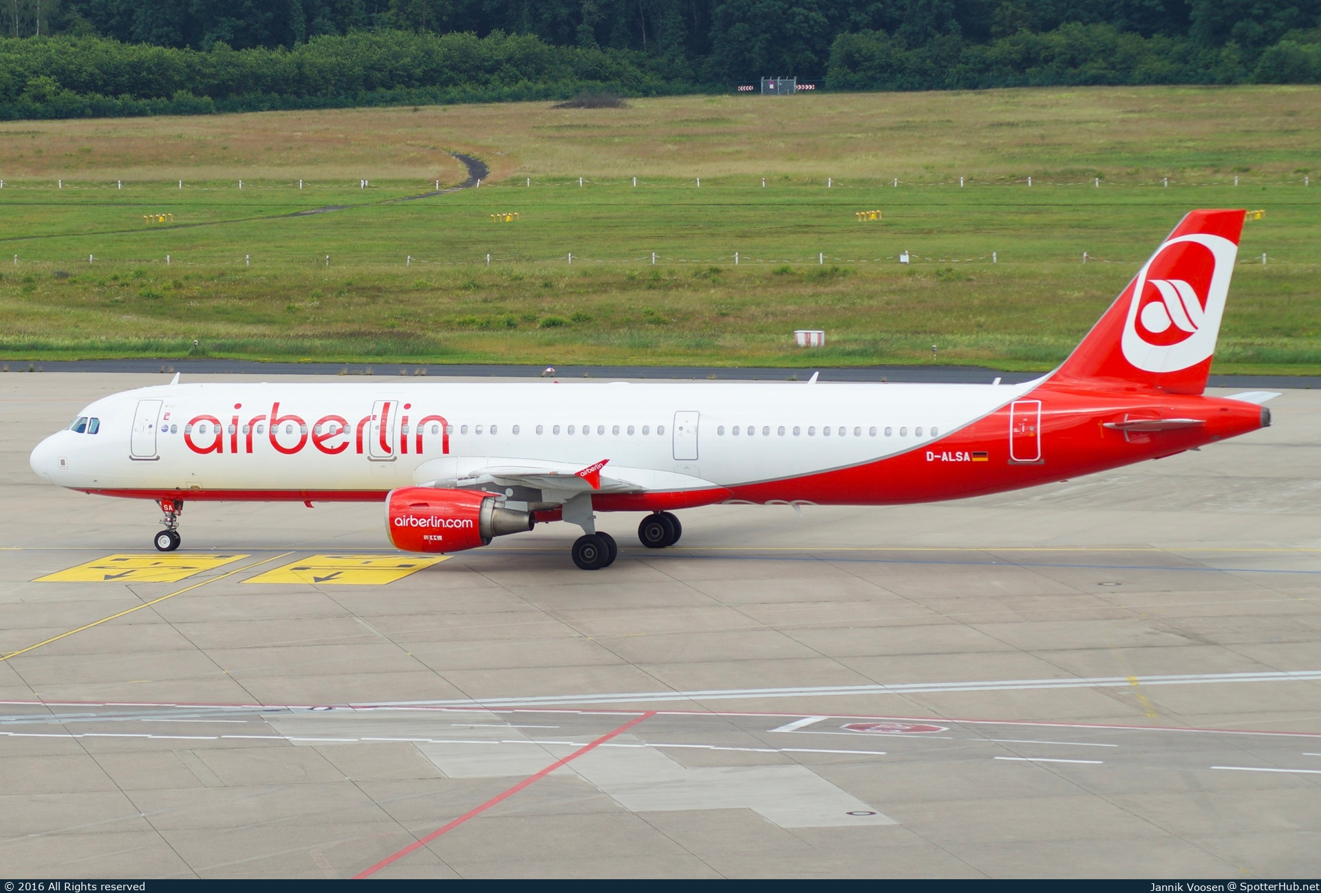 Photo of D-ALSA - Airbus A321-211 operated by Air Berlin