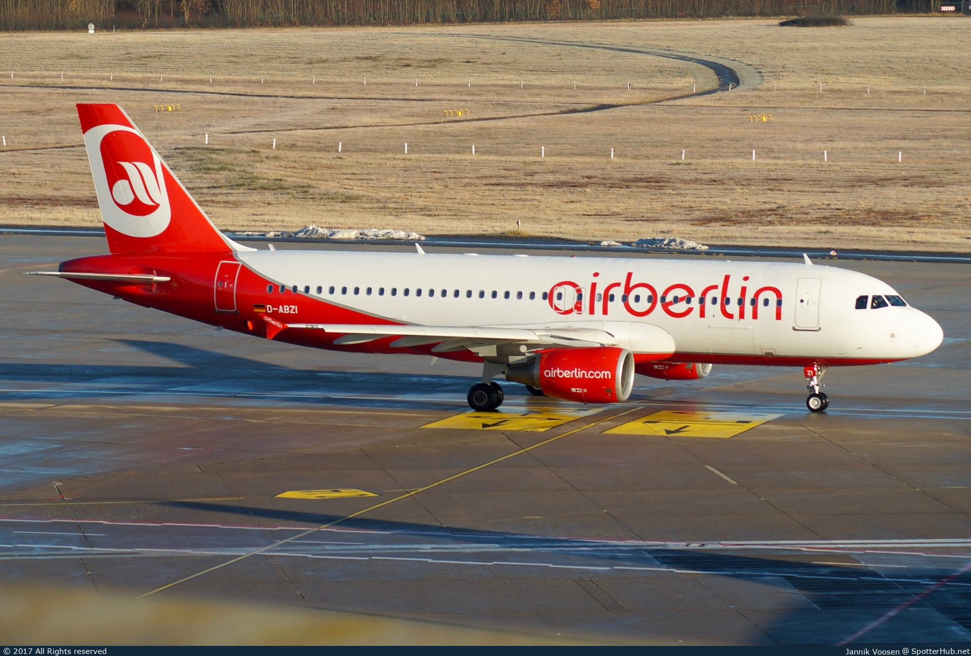 Photo of D-ABZI - Airbus A320-216 operated by Air Berlin