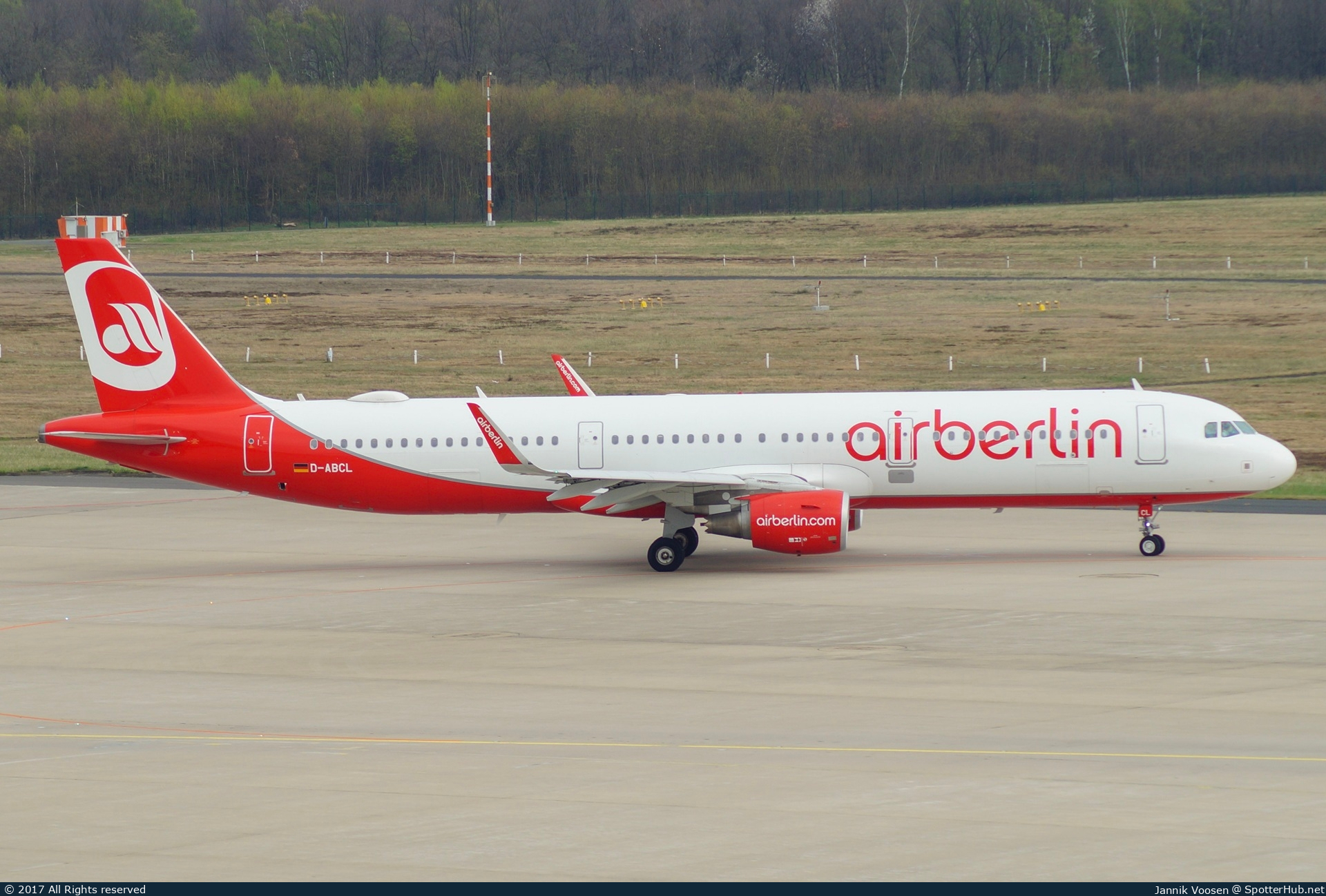 Photo of D-ABCL - Airbus A321-211 operated by Air Berlin