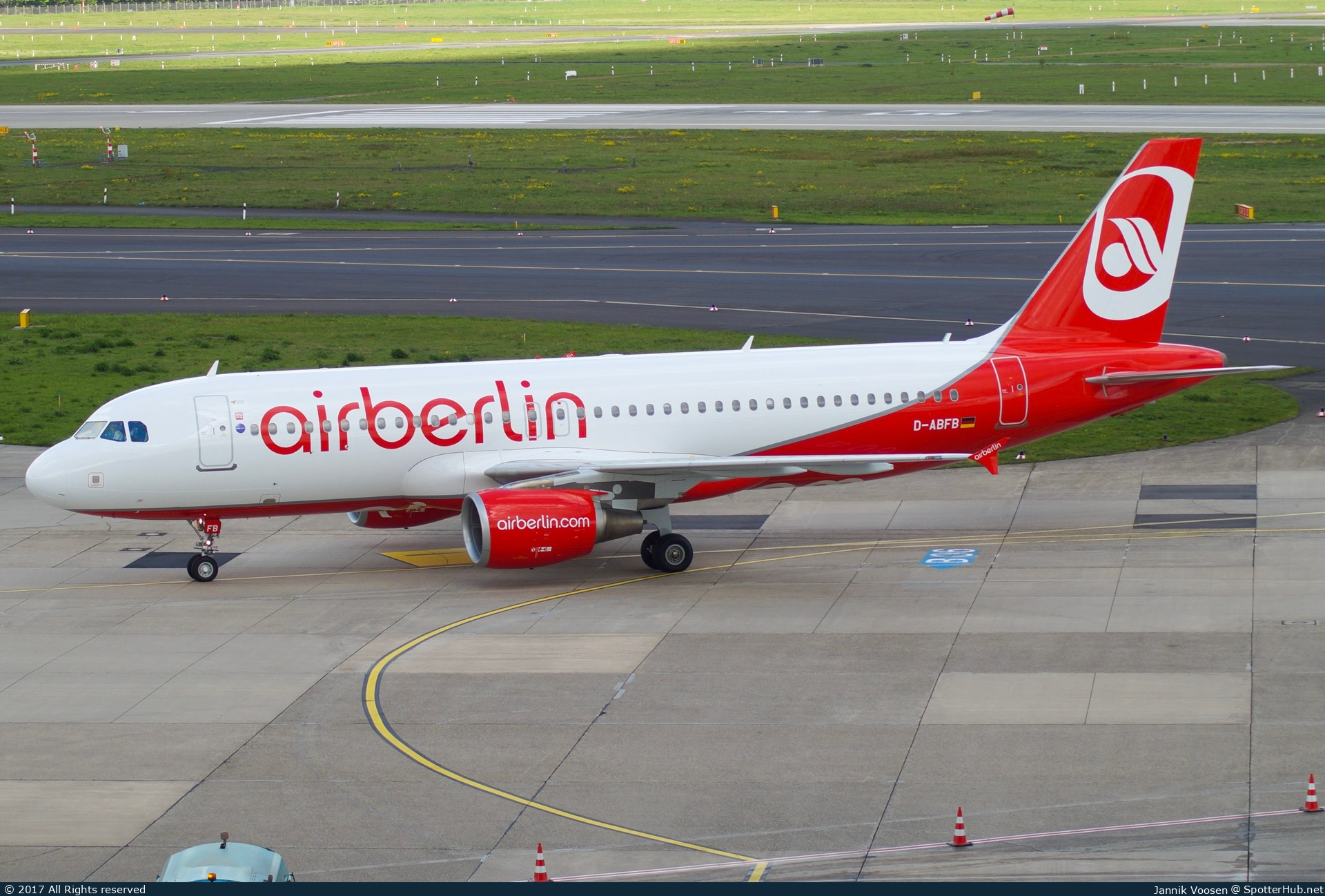 Photo of D-ABFB - Airbus A320-214 operated by Air Berlin