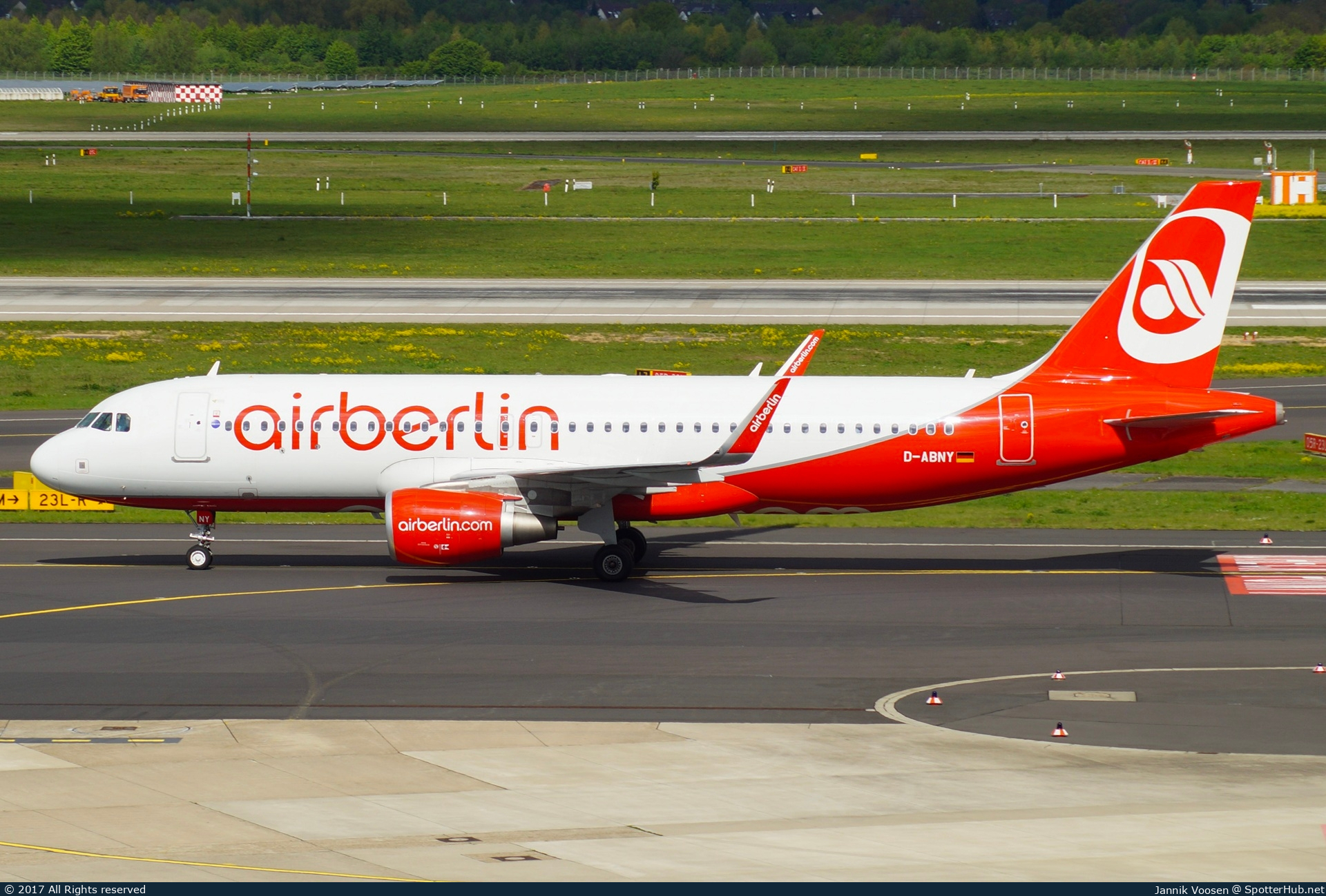 Photo of D-ABNY - Airbus A320-214 operated by Air Berlin