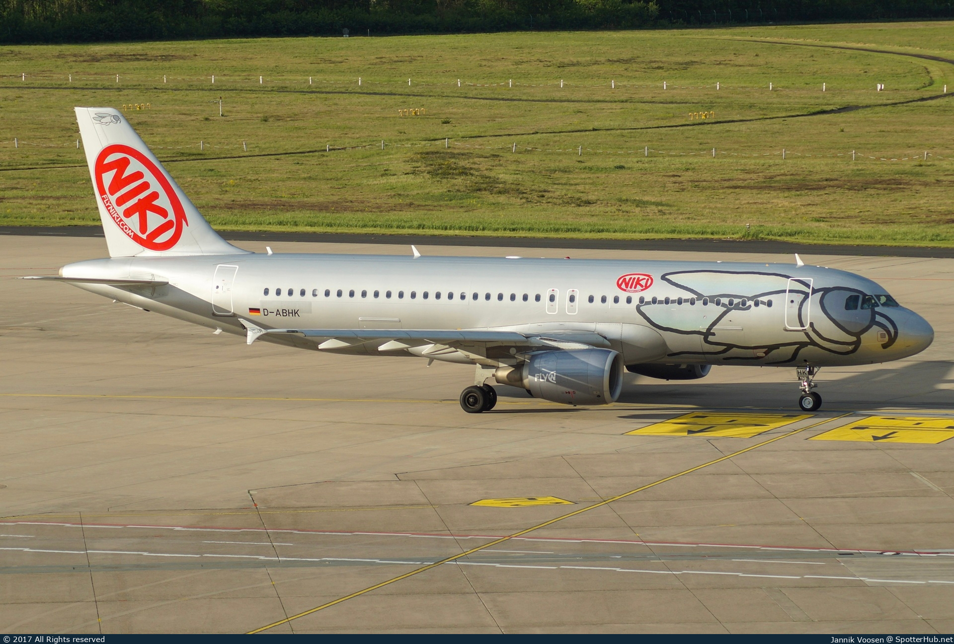 Photo of D-ABHK - Airbus A320-214 operated by Niki