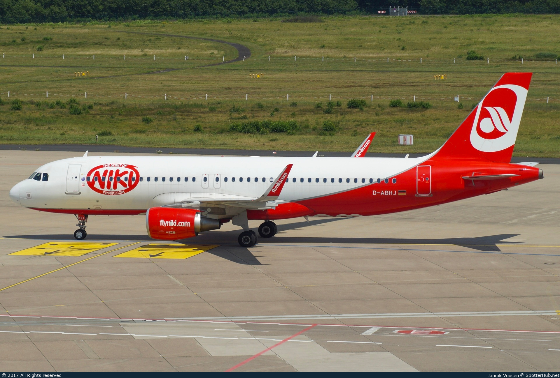 Photo of D-ABHJ - Airbus A320-214 operated by Air Berlin (opb Niki)