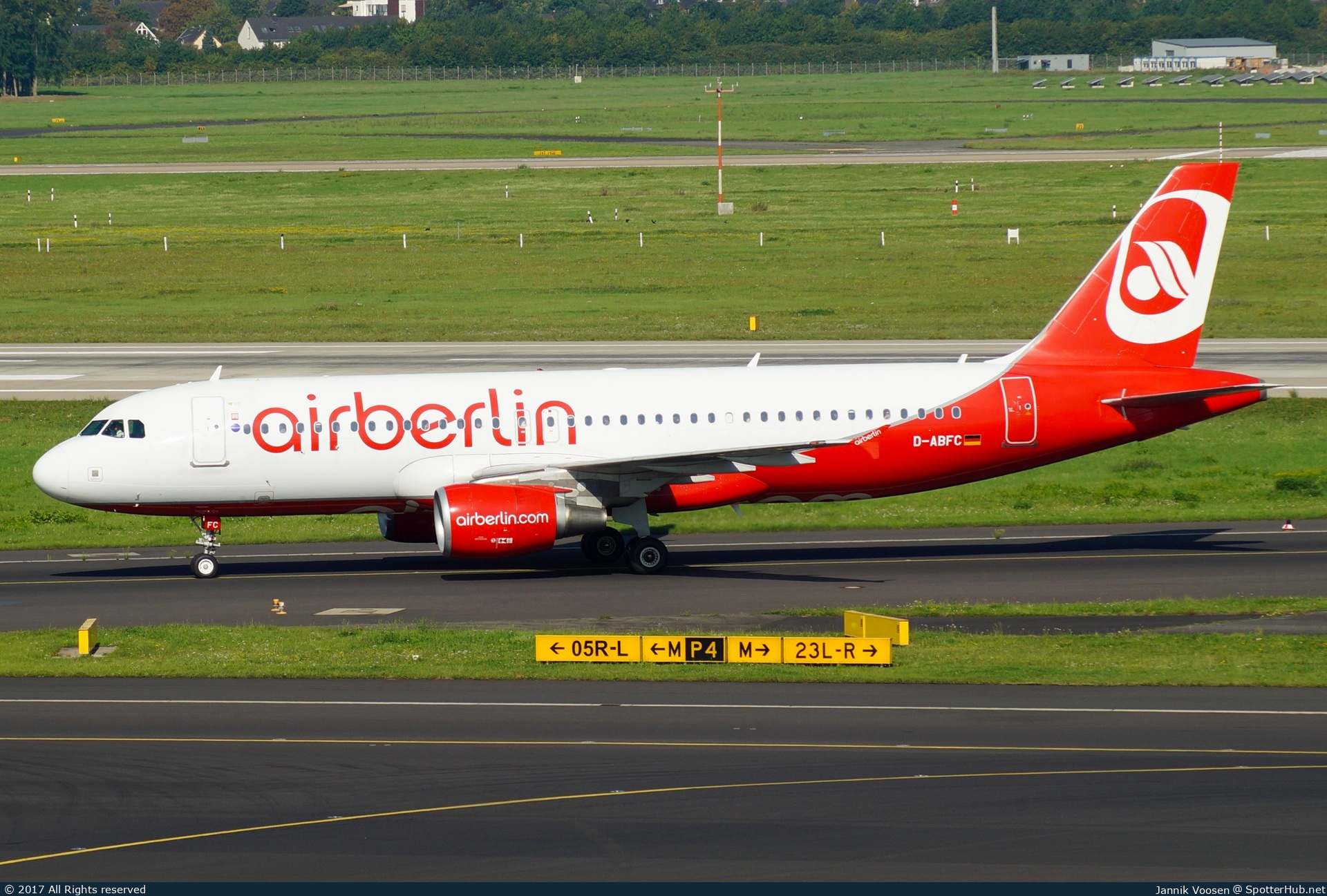 Photo of D-ABFC - Airbus A320-214 operated by Air Berlin