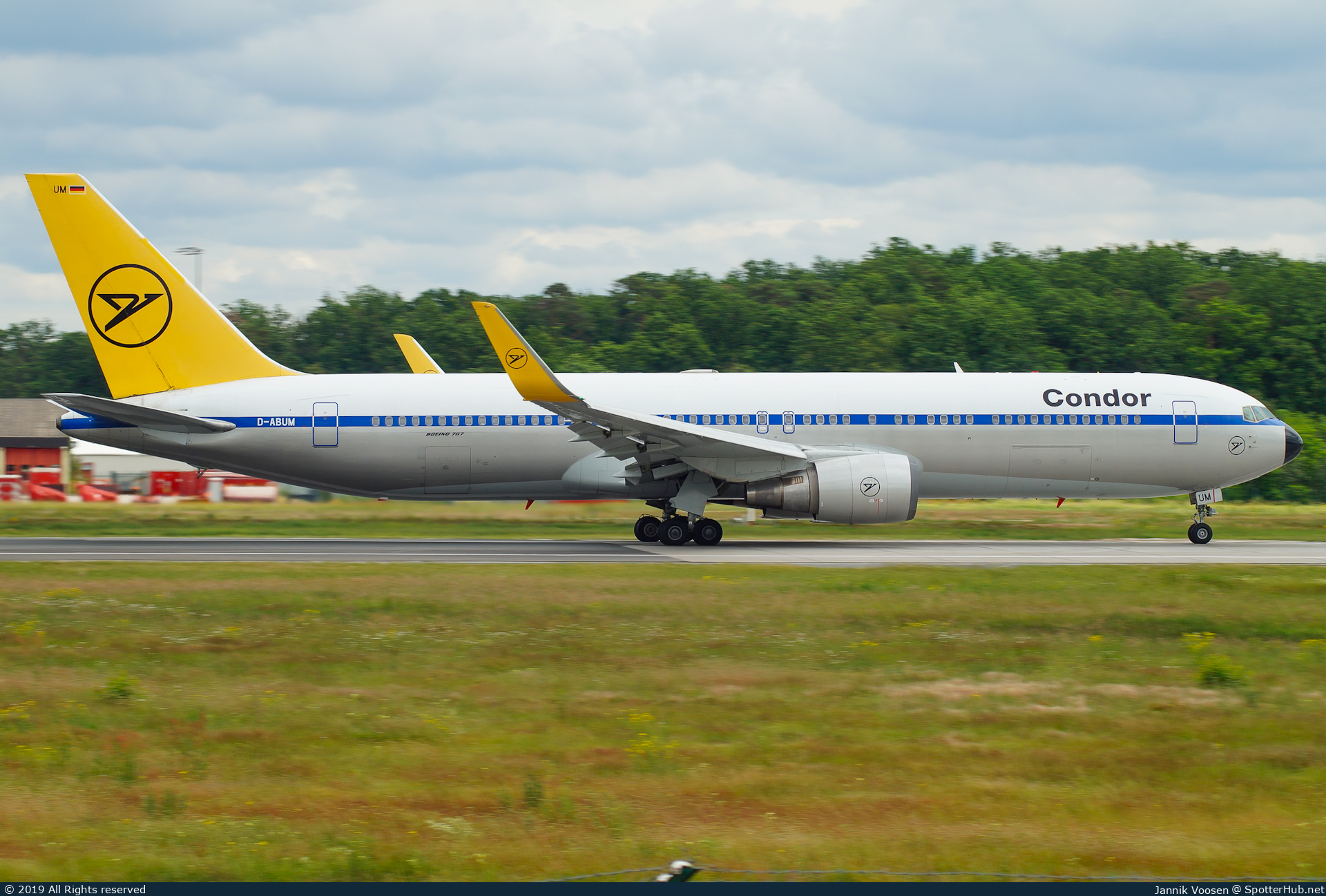 Photo of D-ABUM - Boeing 767-31B(ER) operated by Condor