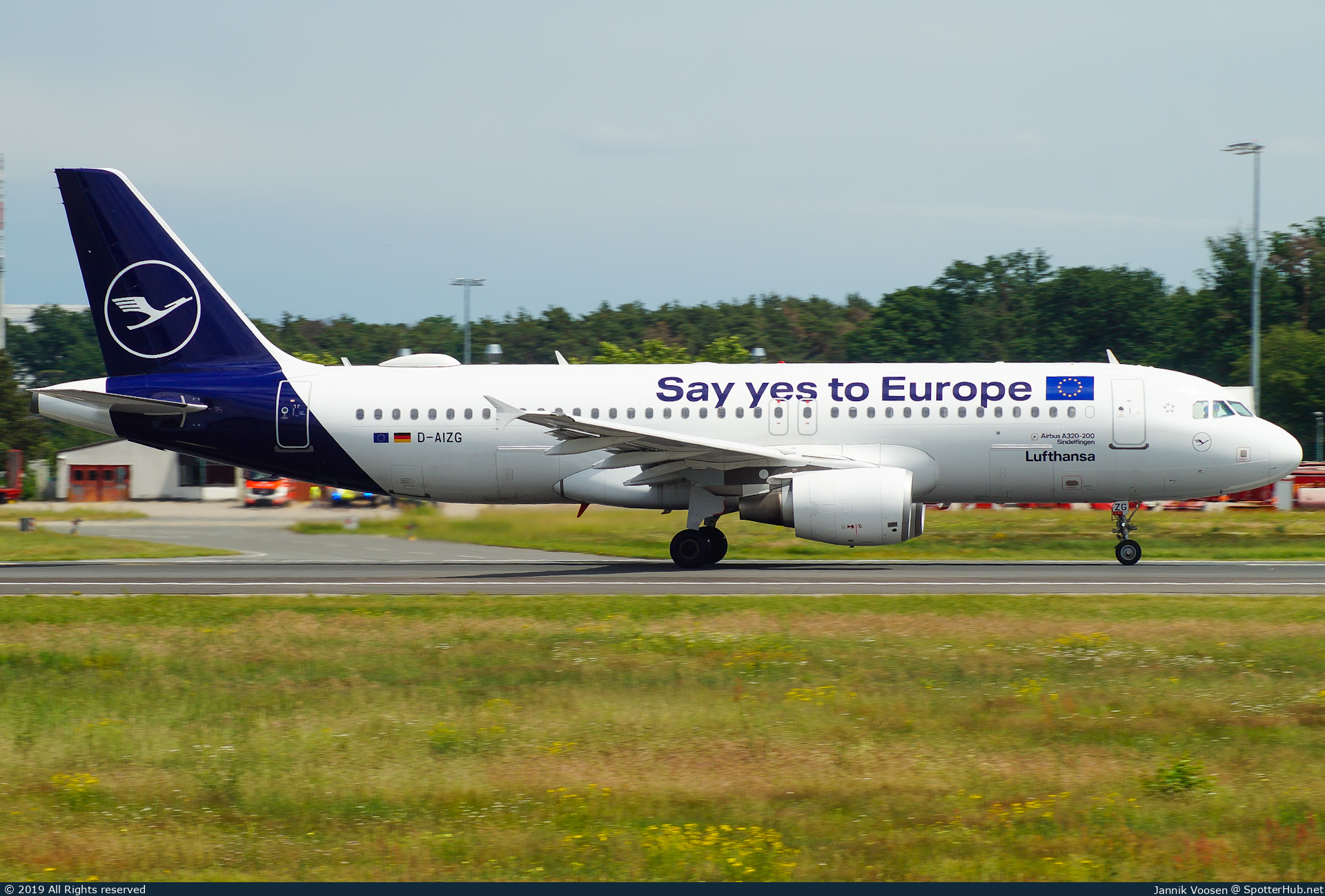 Photo of D-AIZG - Airbus A320-214 operated by Lufthansa