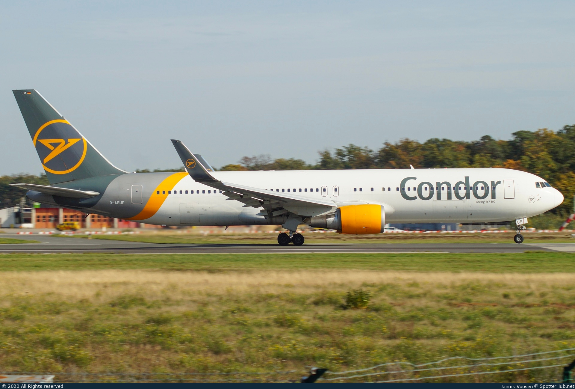 Photo of D-ABUP - Boeing 767-3Q8(ER) operated by Condor