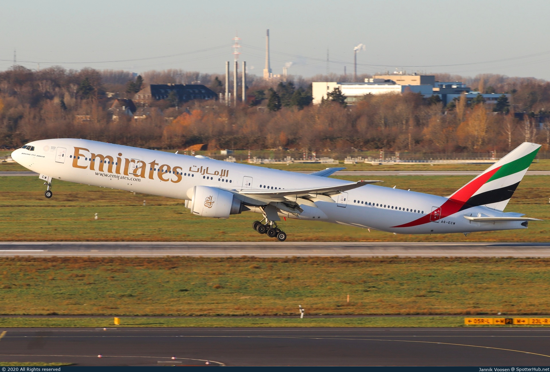 Photo of A6-ECW - Boeing 777-31H(ER) operated by Emirates