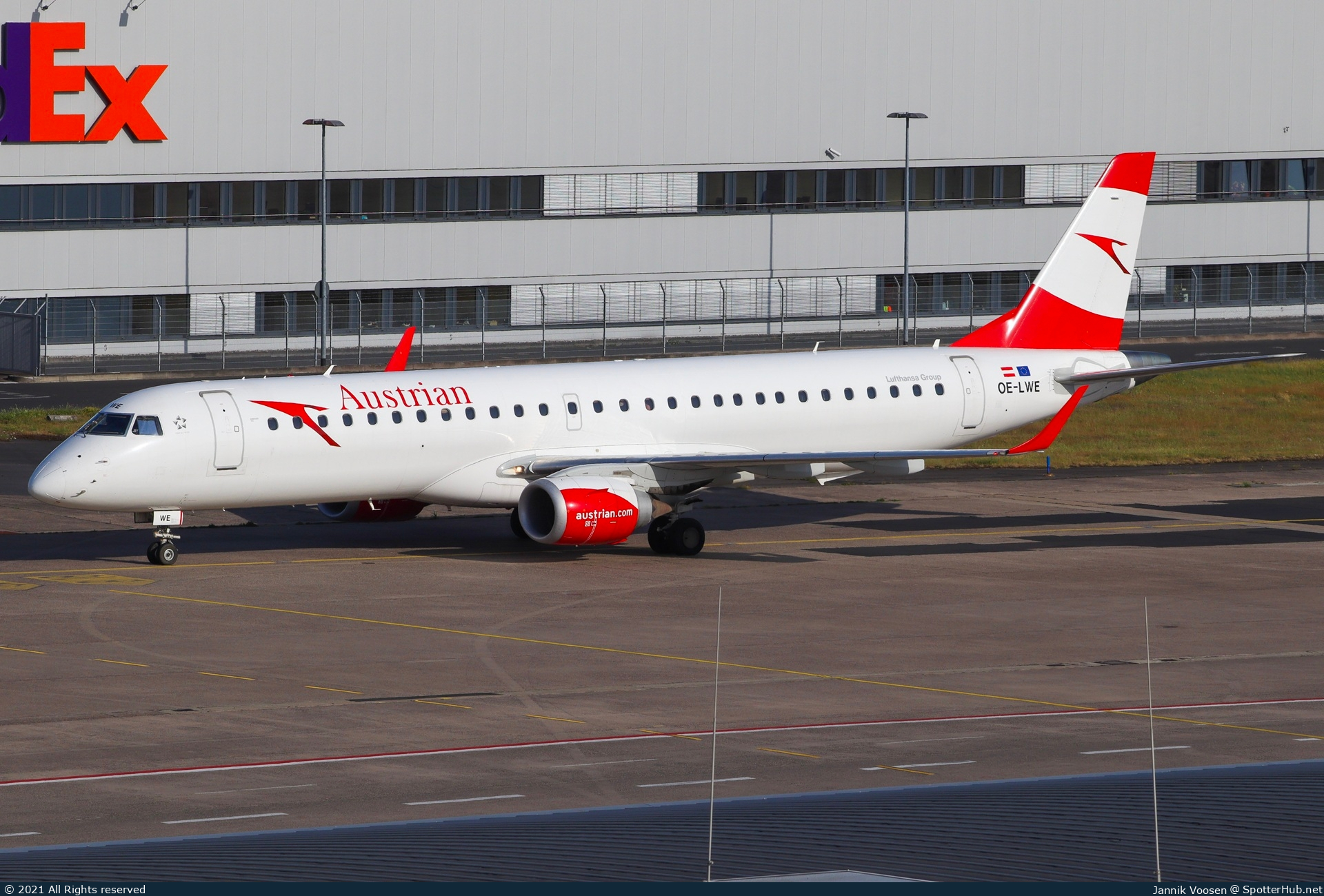 Photo of OE-LWE - Embraer ERJ-195LR operated by Austrian Airlines