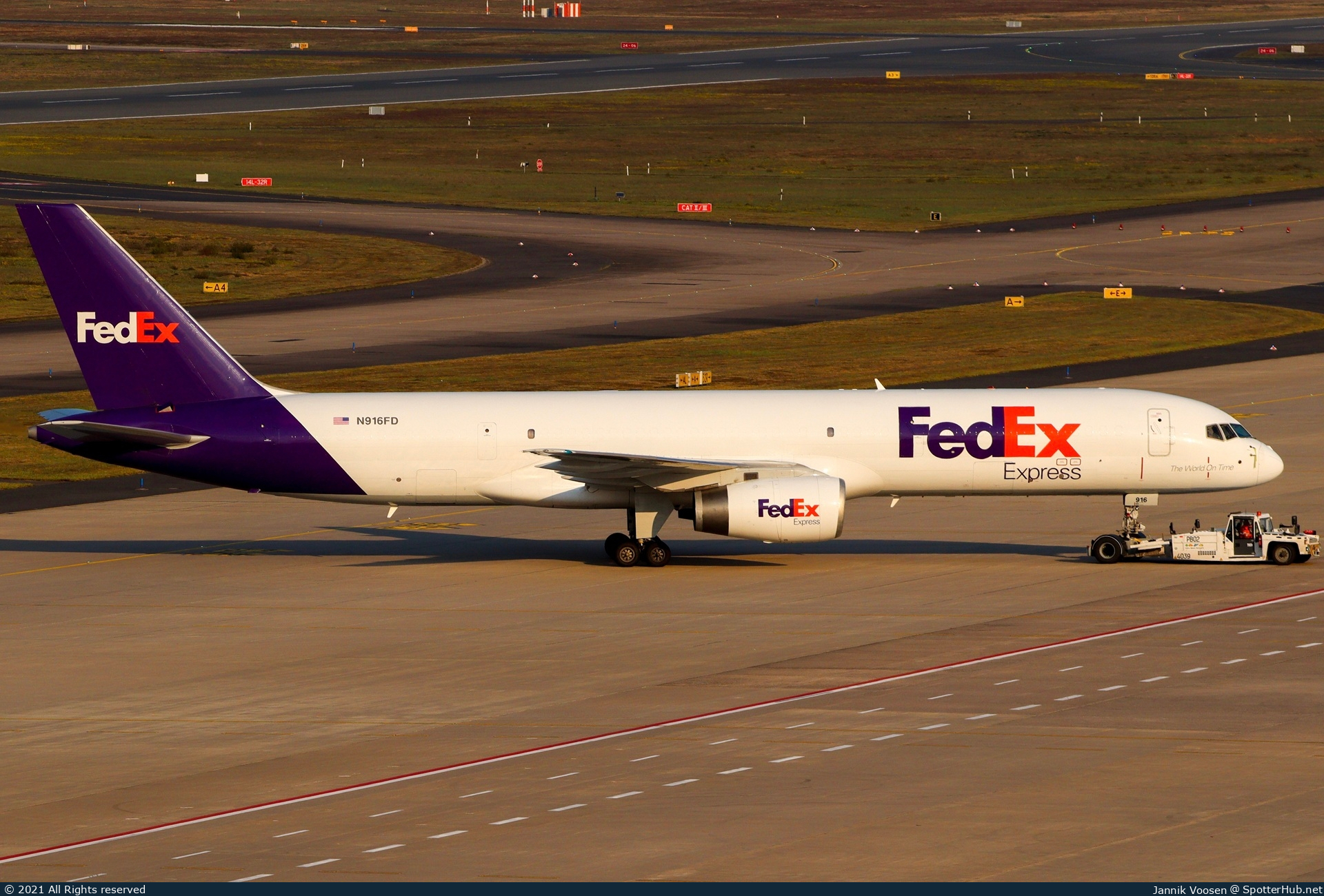 Photo of N916FD - Boeing 757-27B(SF) operated by FedEx
