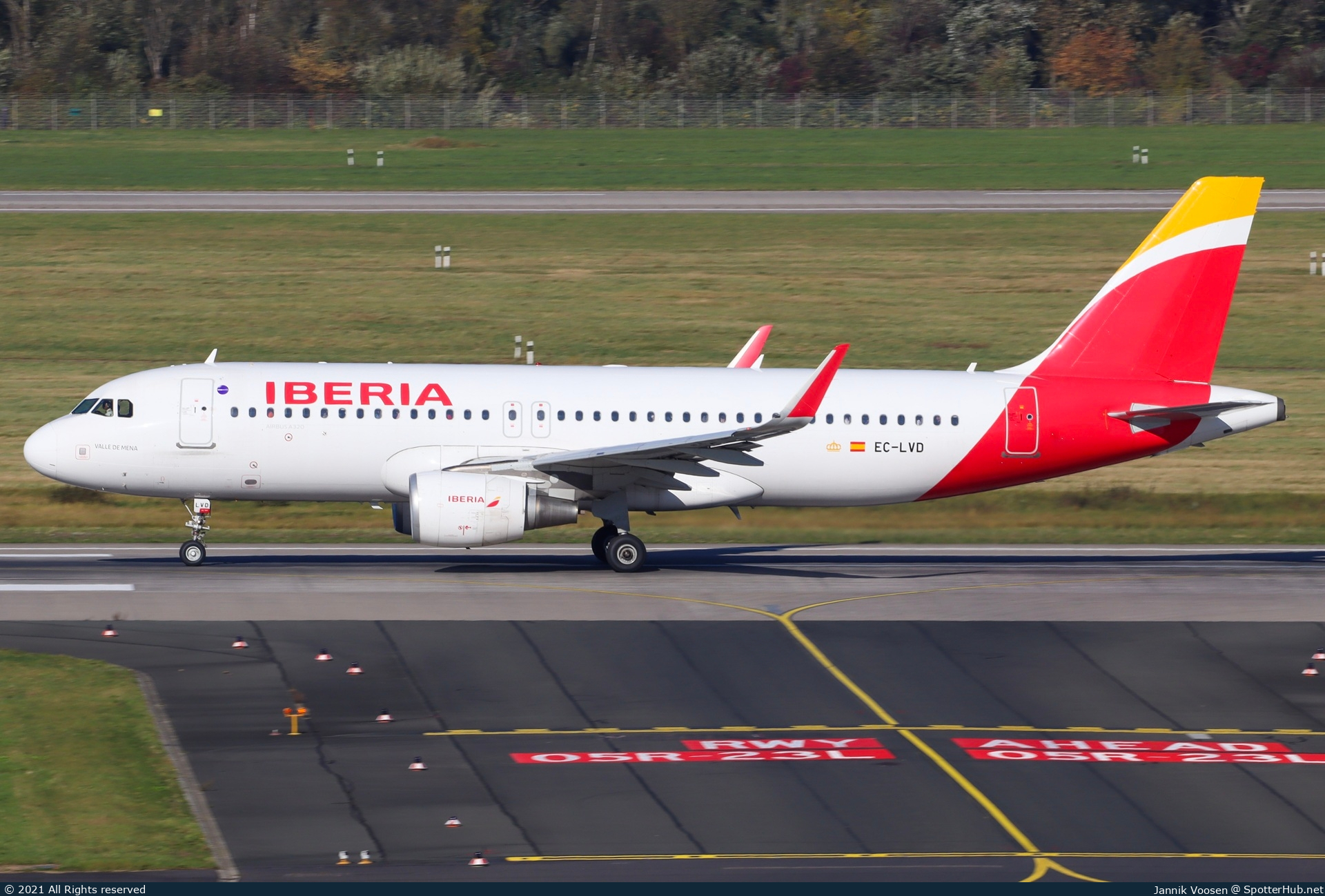 Photo of EC-LVD - Airbus A320-216 operated by Iberia
