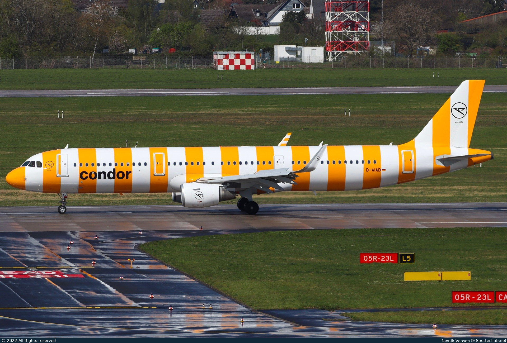 Photo of D-AIAD - Airbus A321-211 operated by Condor
