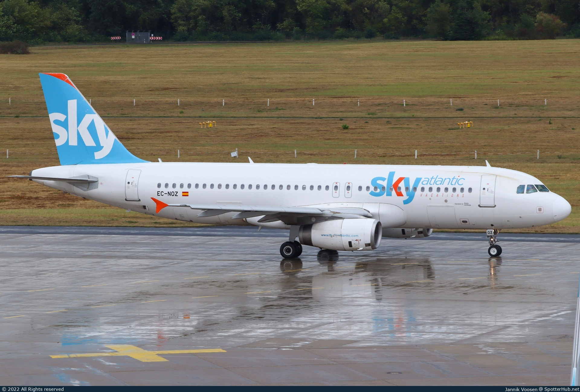 Photo of EC-NOZ - Airbus A320-232 operated by CHEX Air (opb Aura Airlines)
