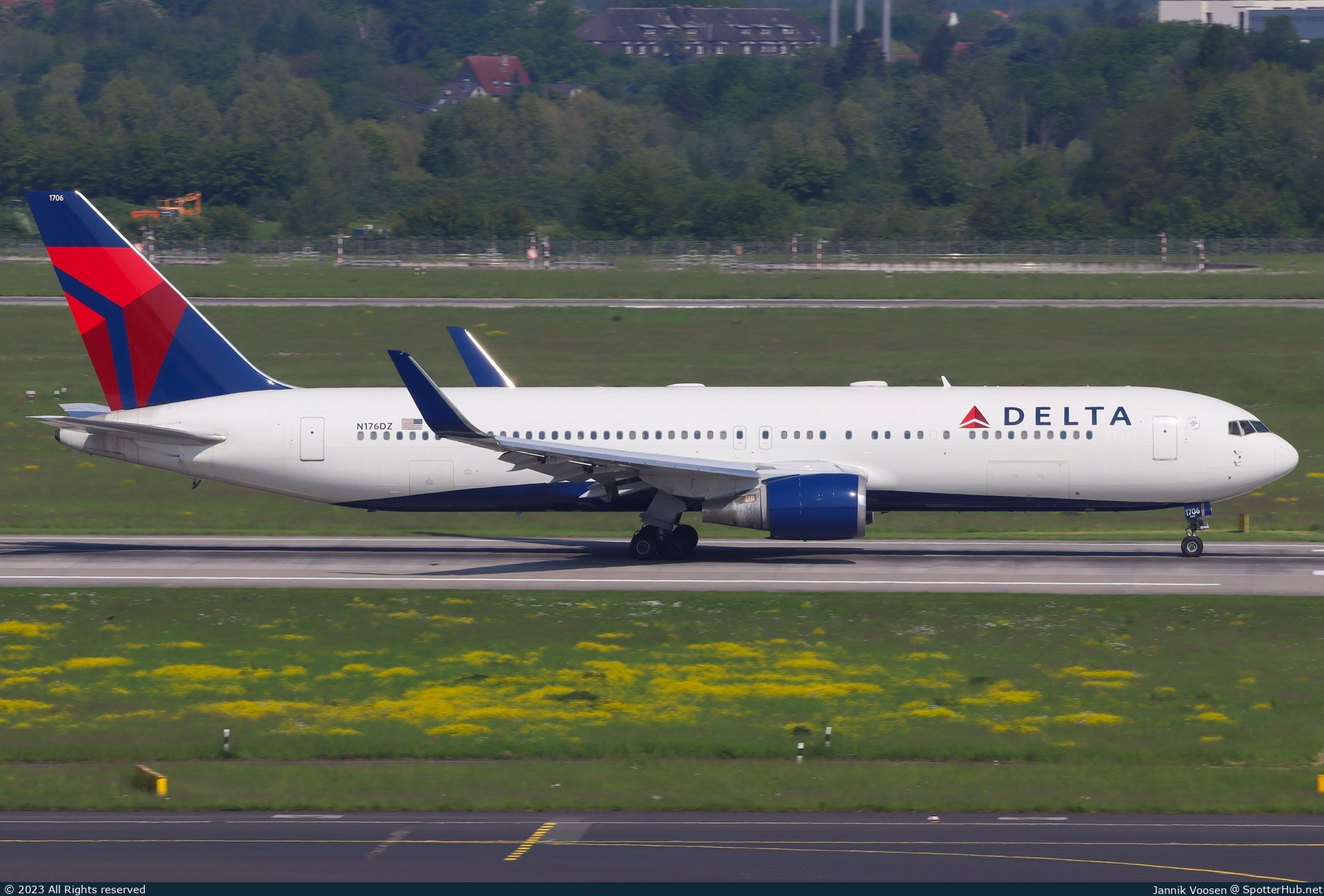 Photo of N176DZ - Boeing 767-332(ER) operated by Delta Air Lines