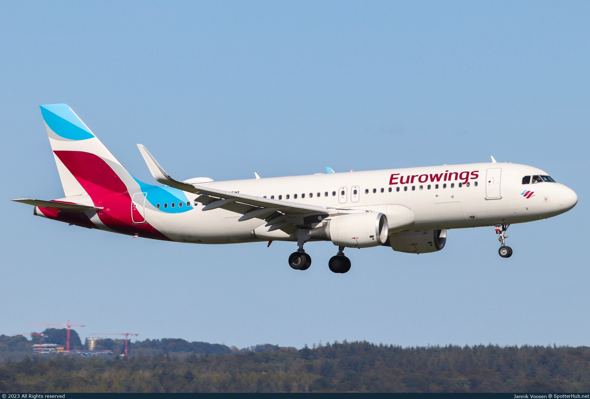 Photo of D-AEWI - Airbus A320-214 operated by Eurowings