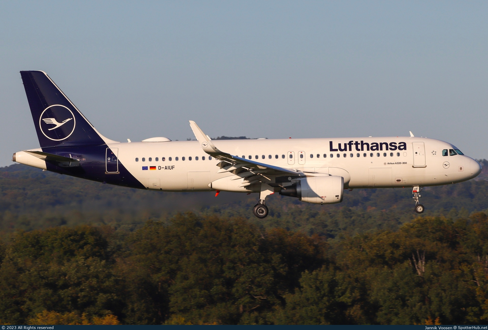 Photo of D-AIUF - Airbus A320-214 operated by Lufthansa