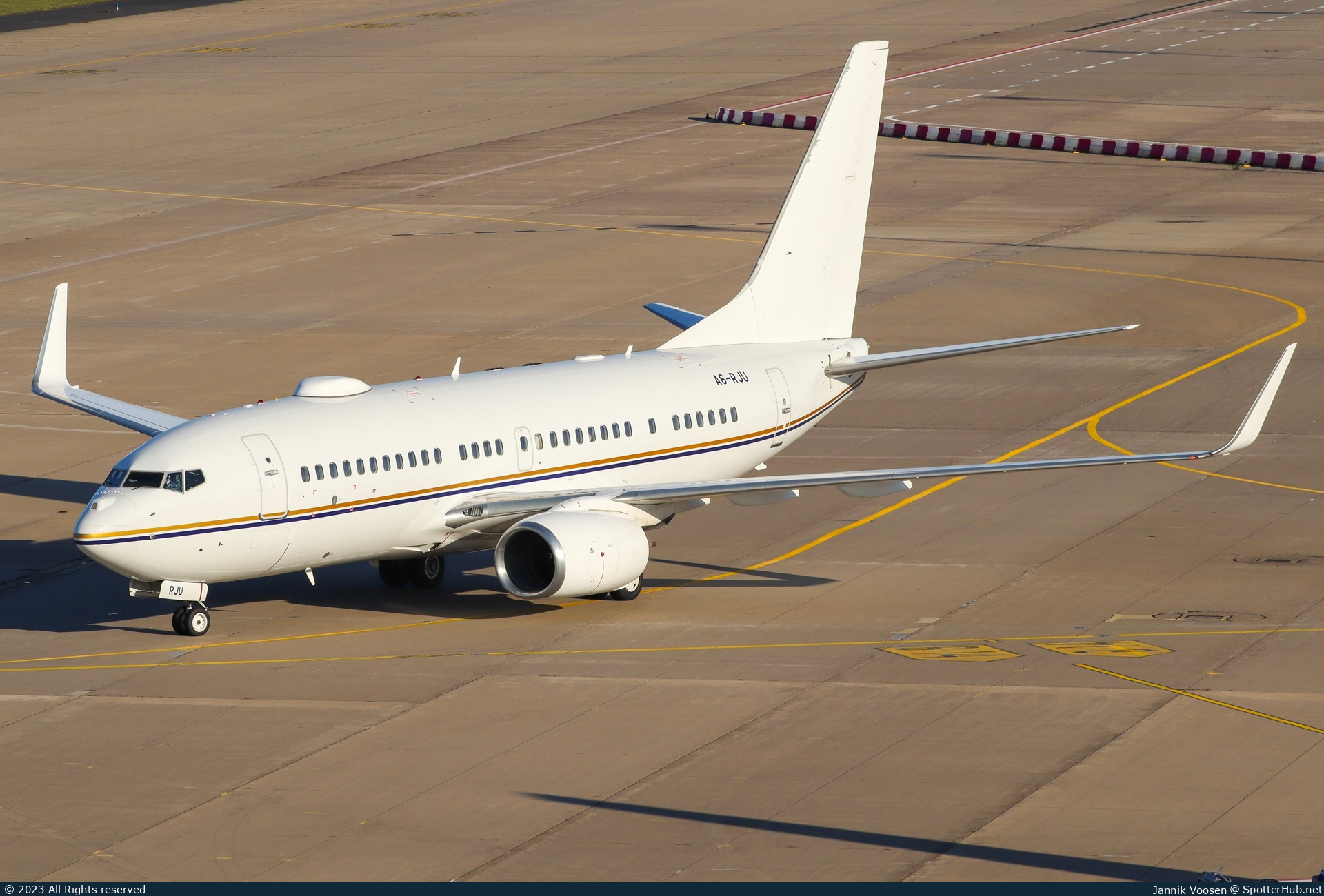 Photo of A6-RJU - Boeing 737-77W(BBJ) operated by Royal Jet