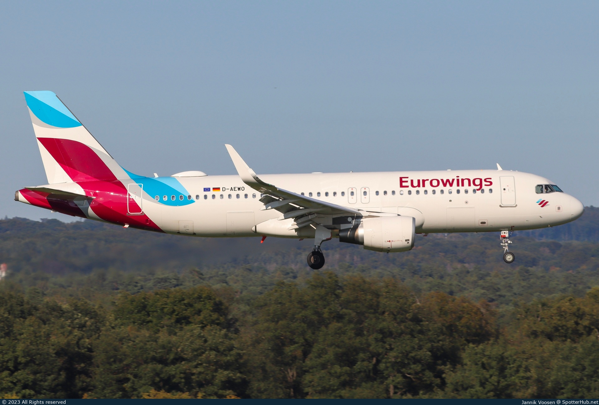 Photo of D-AEWO - Airbus A320-214 operated by Eurowings