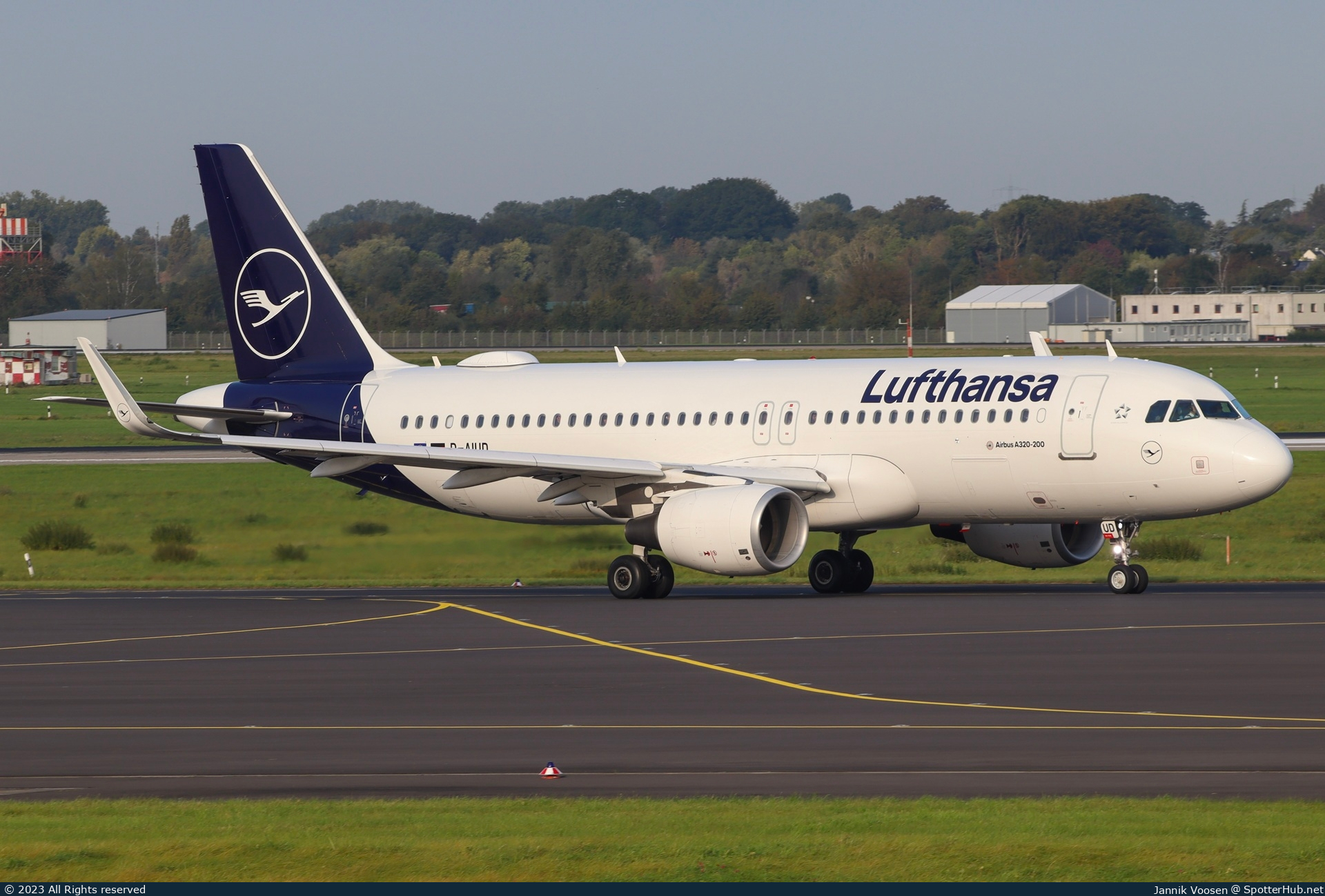 Photo of D-AIUD - Airbus A320-214 operated by Lufthansa