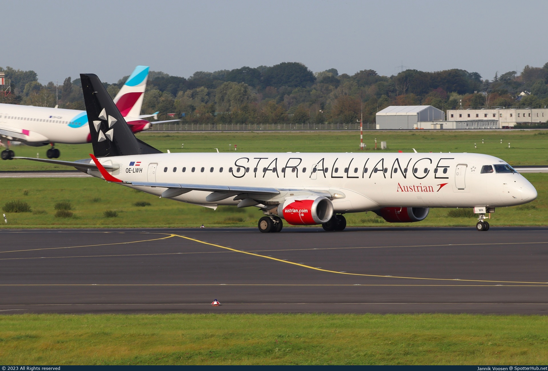 Photo of OE-LWH - Embraer ERJ-195LR operated by Austrian Airlines