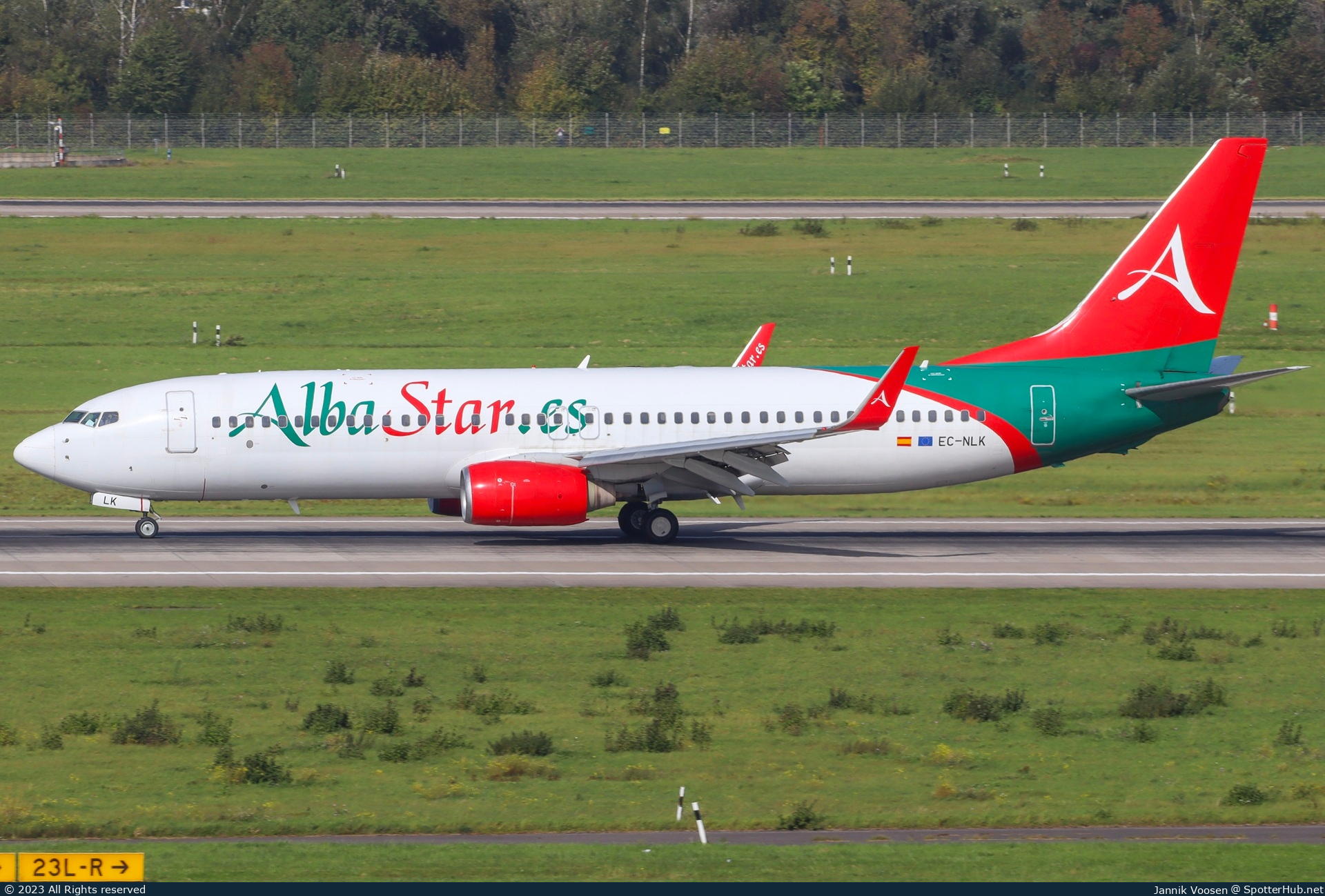 Photo of EC-NLK - Boeing 737-81M operated by AlbaStar
