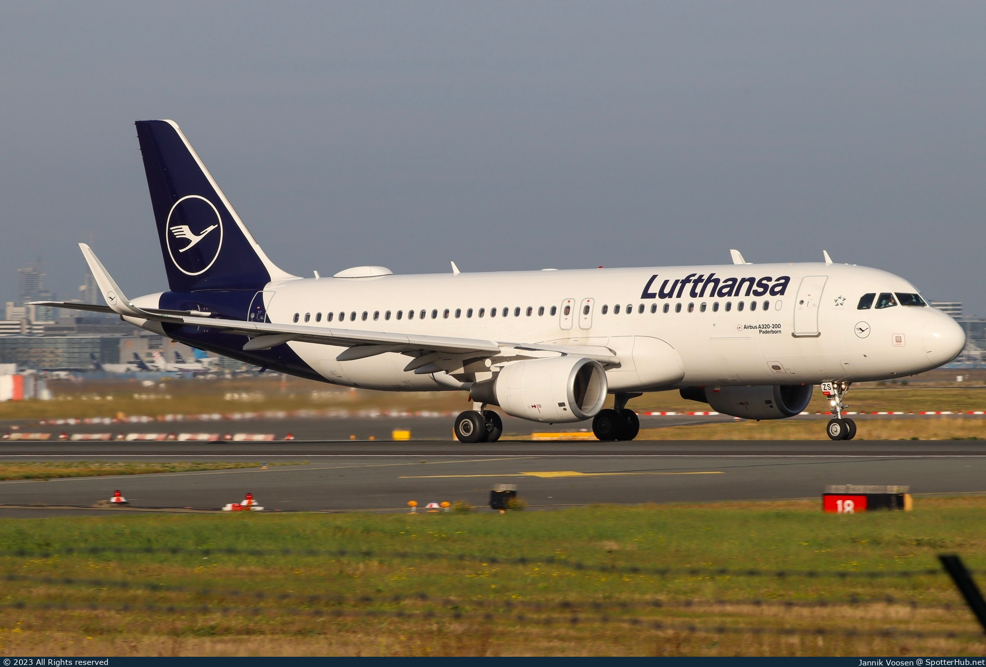 Photo of D-AIZS - Airbus A320-214 operated by Lufthansa