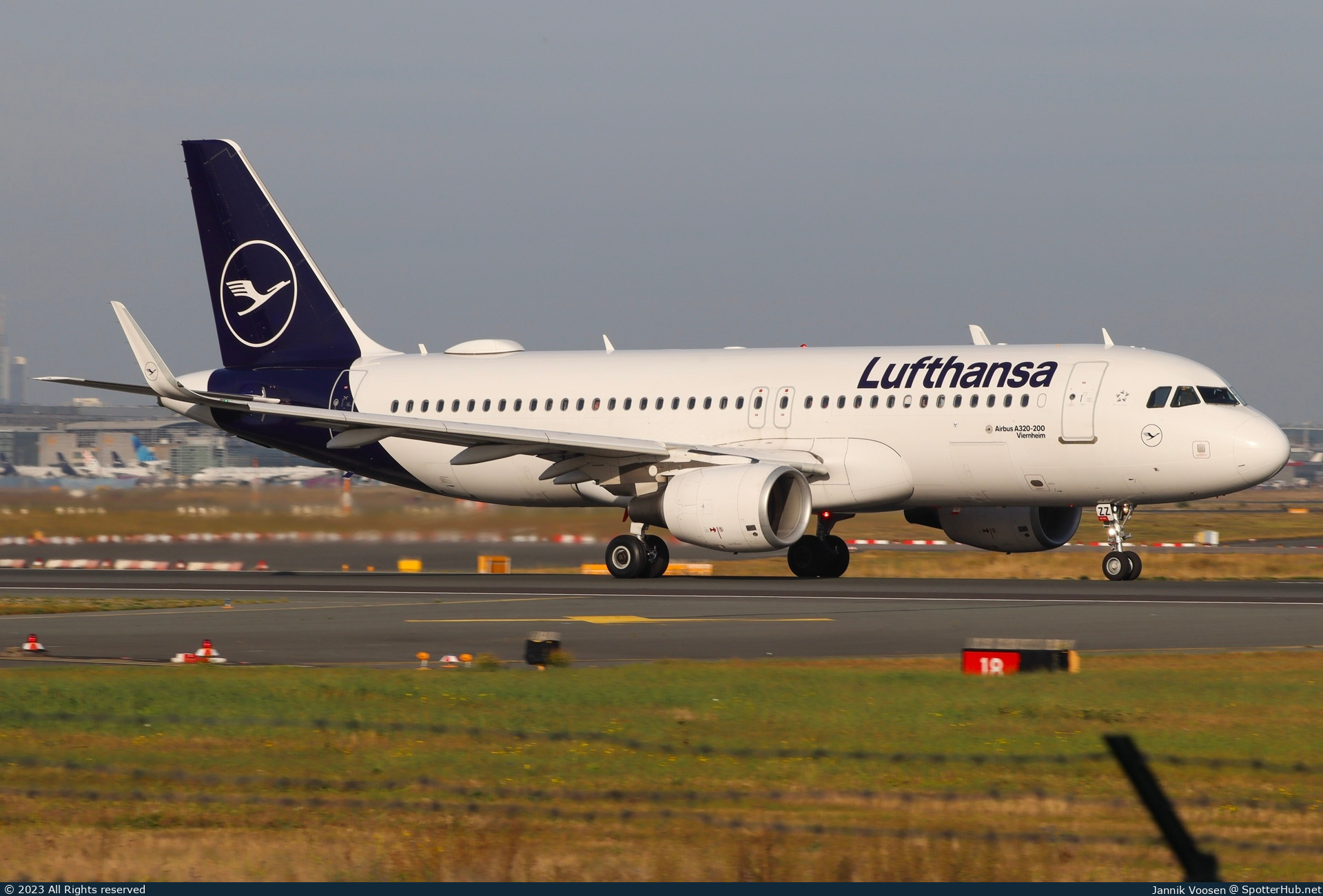 Photo of D-AIZZ - Airbus A320-214 operated by Lufthansa