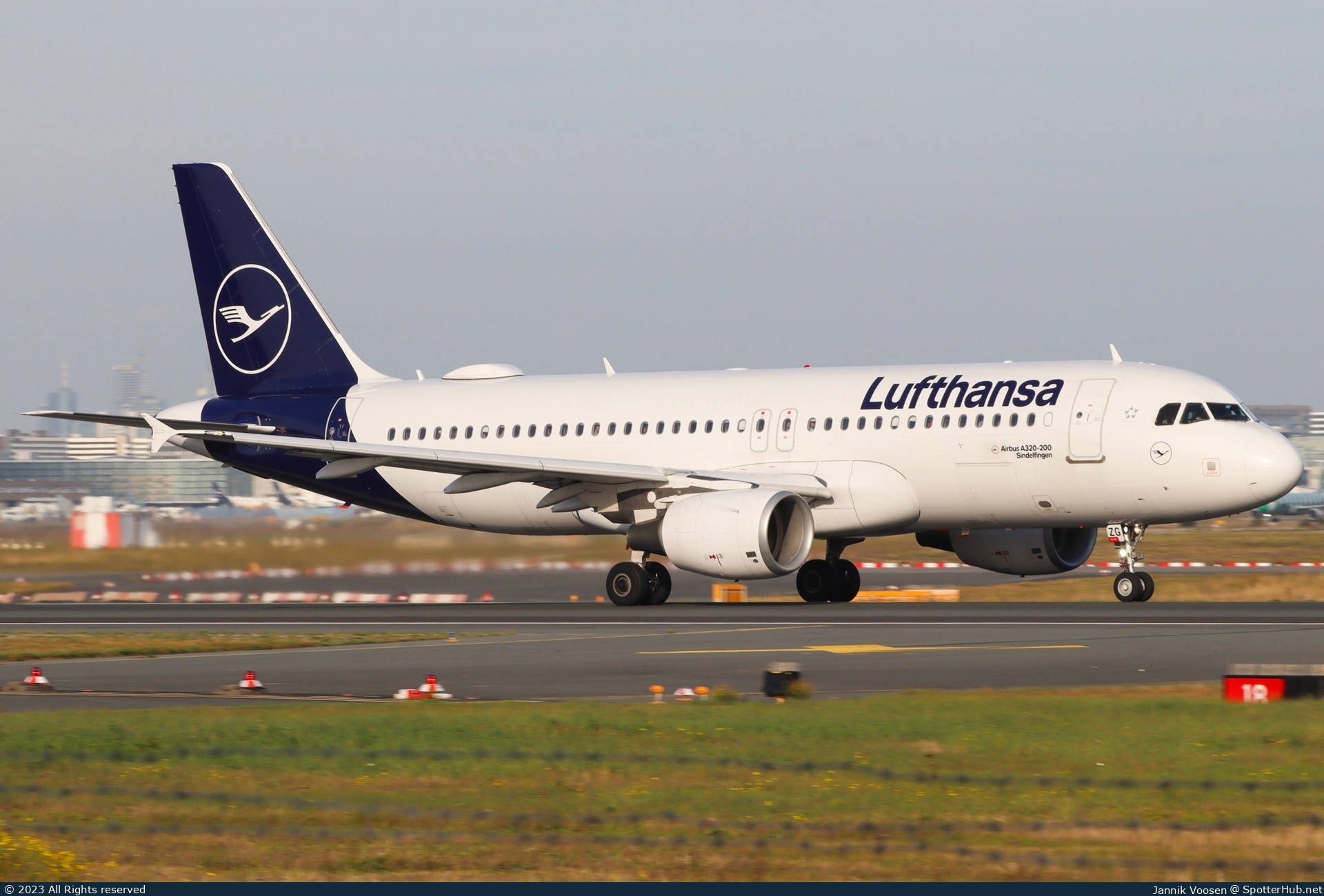 Photo of D-AIZG - Airbus A320-214 operated by Lufthansa