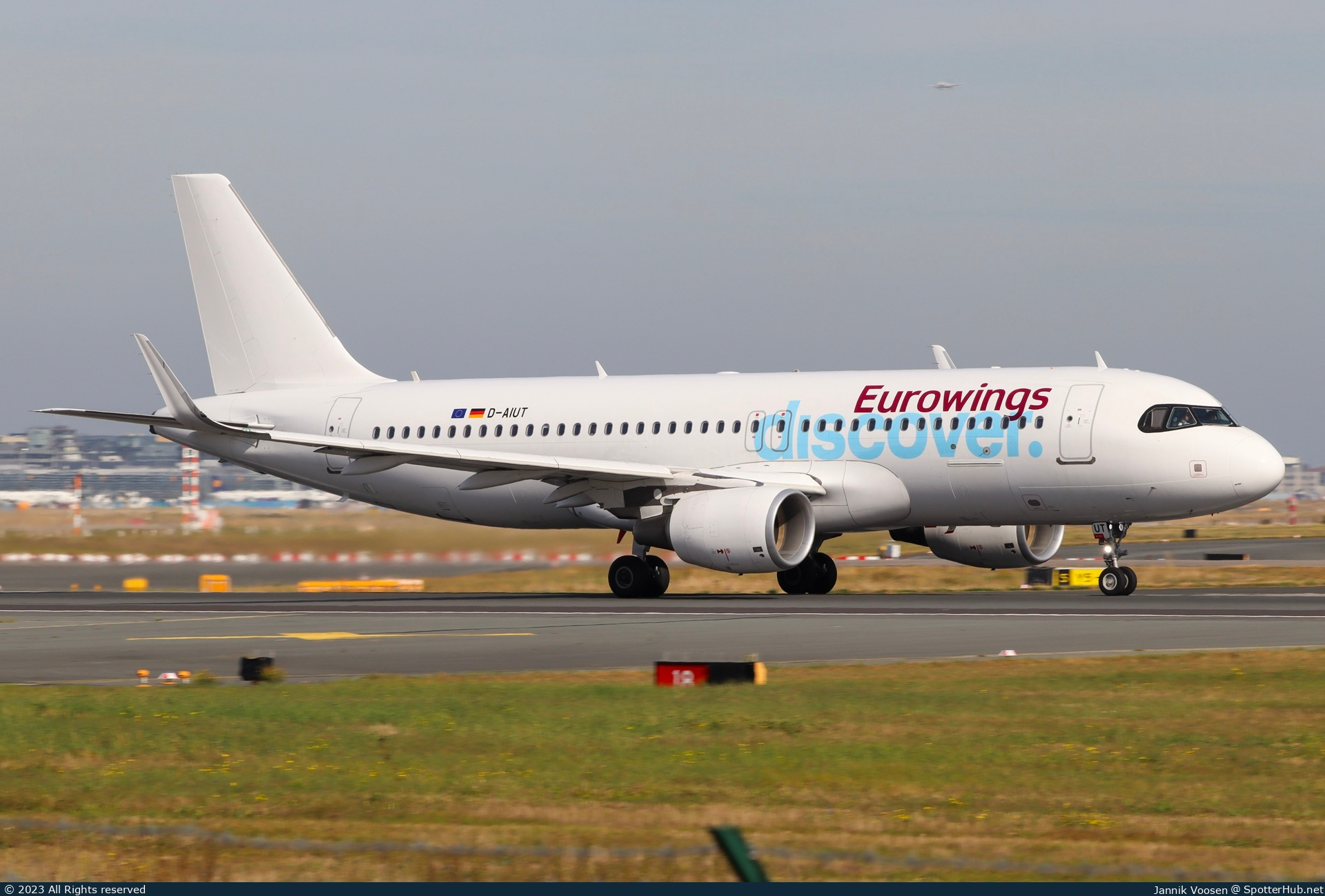 Photo of D-AIUT - Airbus A320-214 operated by Eurowings Discover