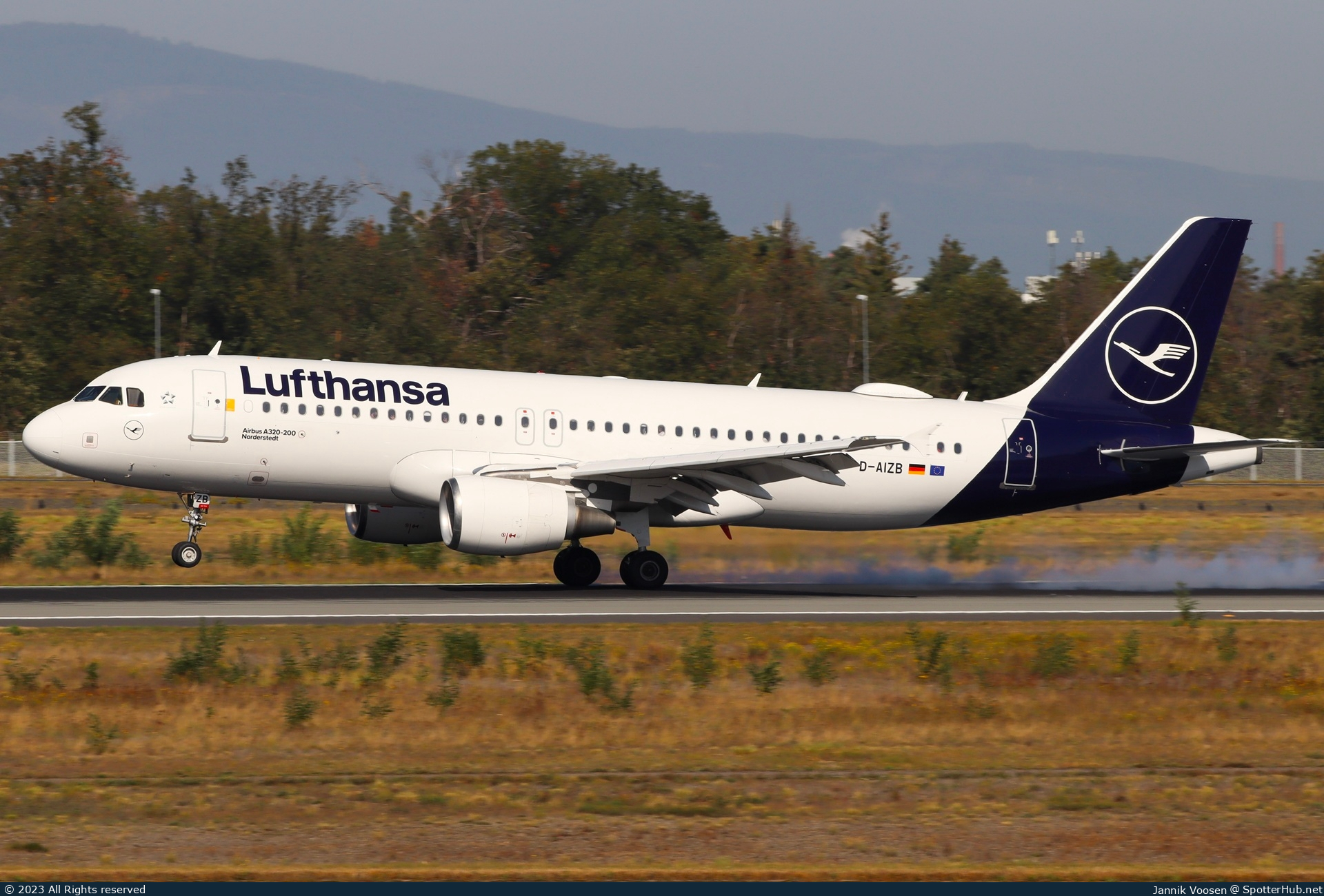 Photo of D-AIZB - Airbus A320-214 operated by Lufthansa