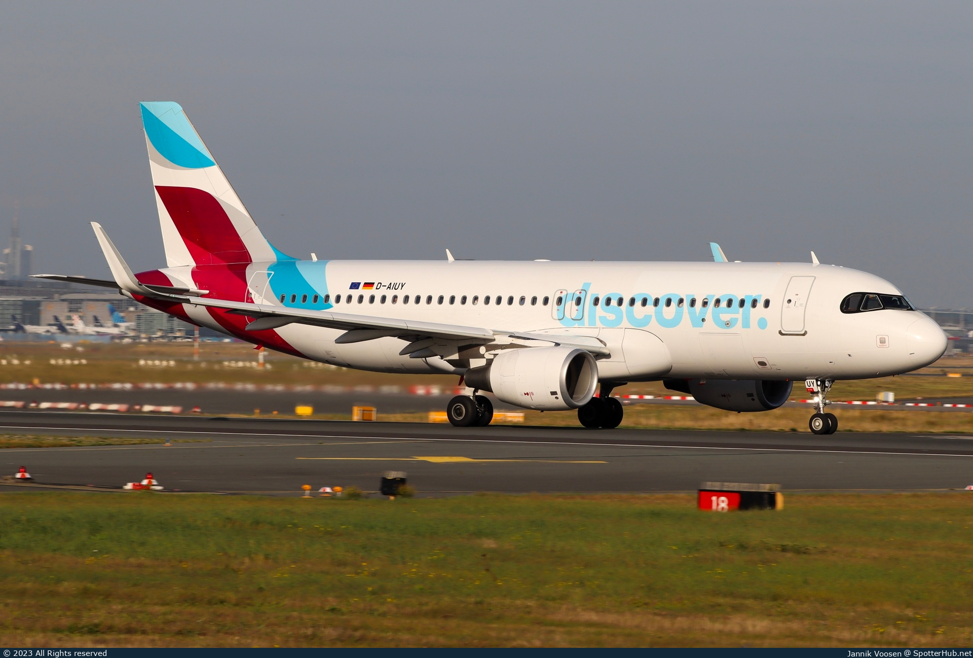 Photo of D-AIUY - Airbus A320-214 operated by Discover Airlines